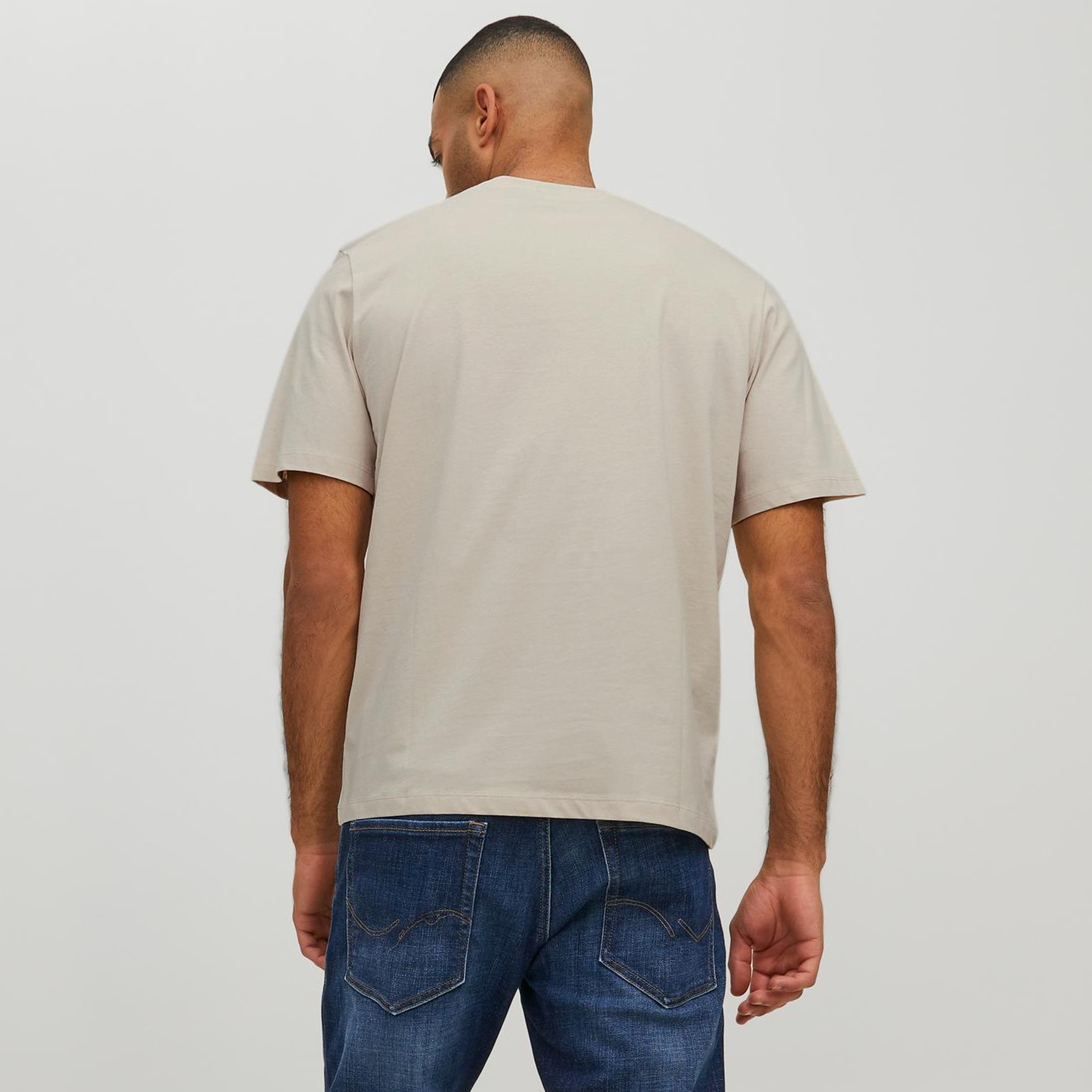 تي شيرت من جاك آند جونز مع شعار بأكمام قصيرة و ياقة مستديرة-men-clothing-tshirtsandpolos-tshirts-image-4