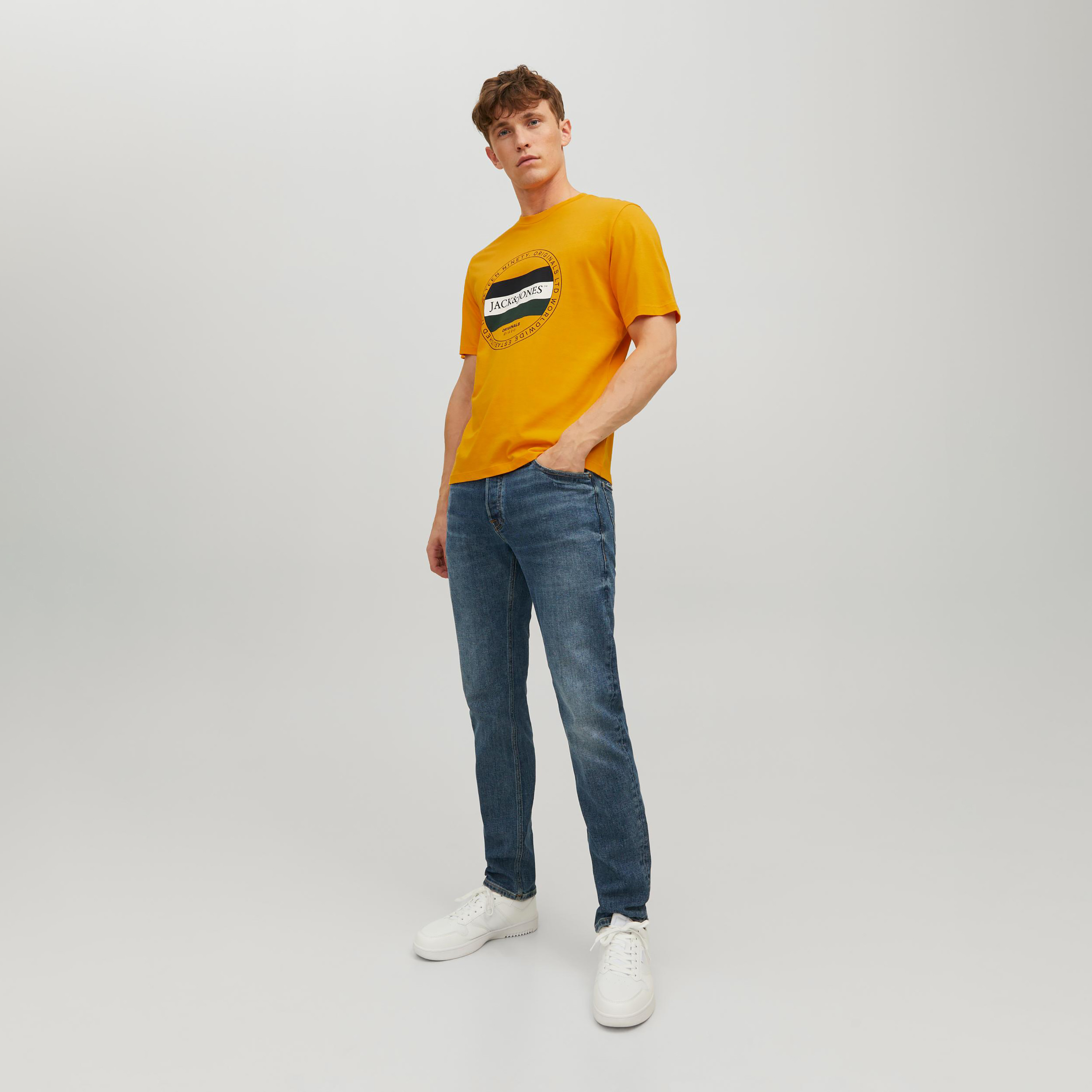 تي شيرت من جاك آند جونز مع شعار بأكمام قصيرة و ياقة مستديرة-men-clothing-tshirtsandpolos-tshirts-image-7
