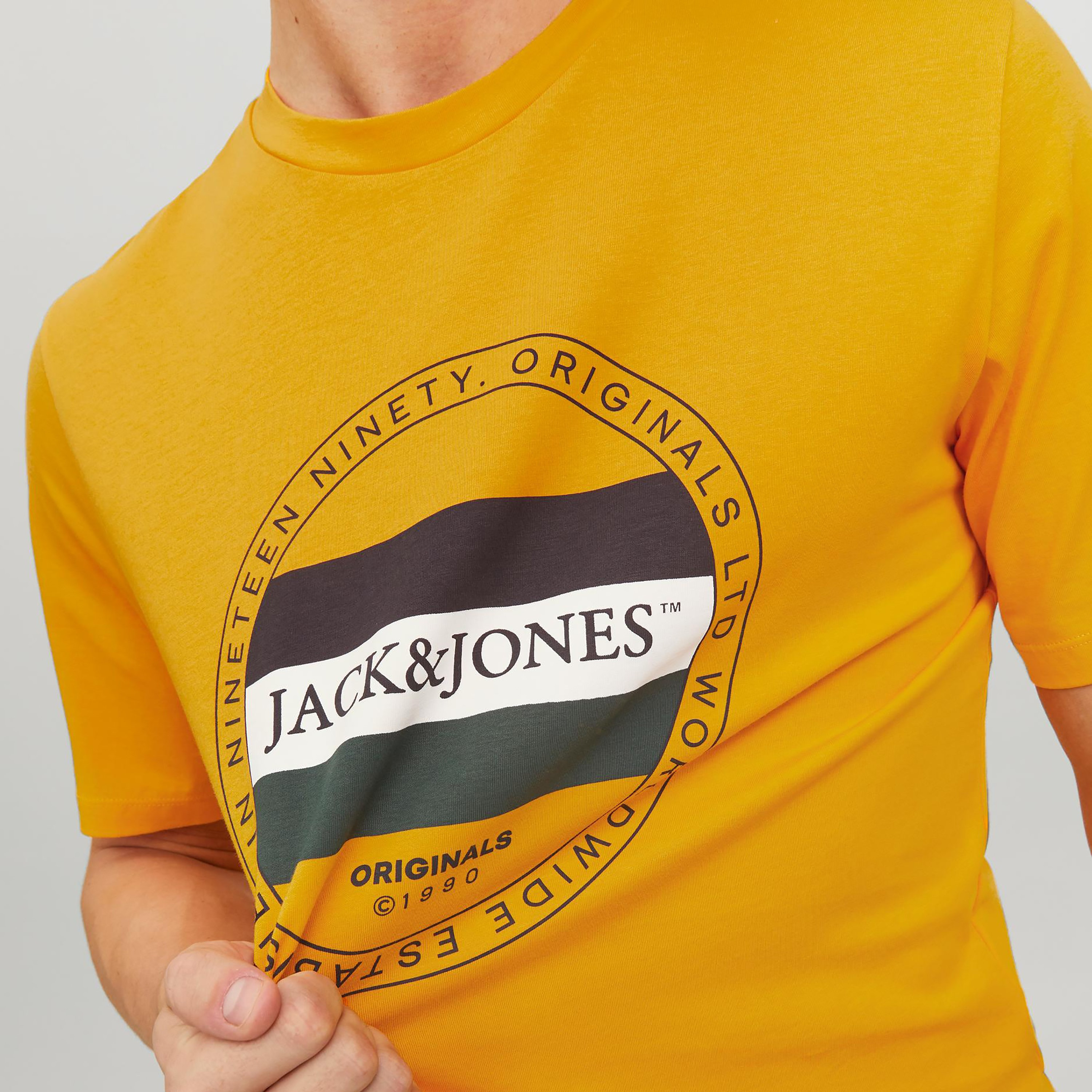 تي شيرت من جاك آند جونز مع شعار بأكمام قصيرة و ياقة مستديرة-men-clothing-tshirtsandpolos-tshirts-image-8