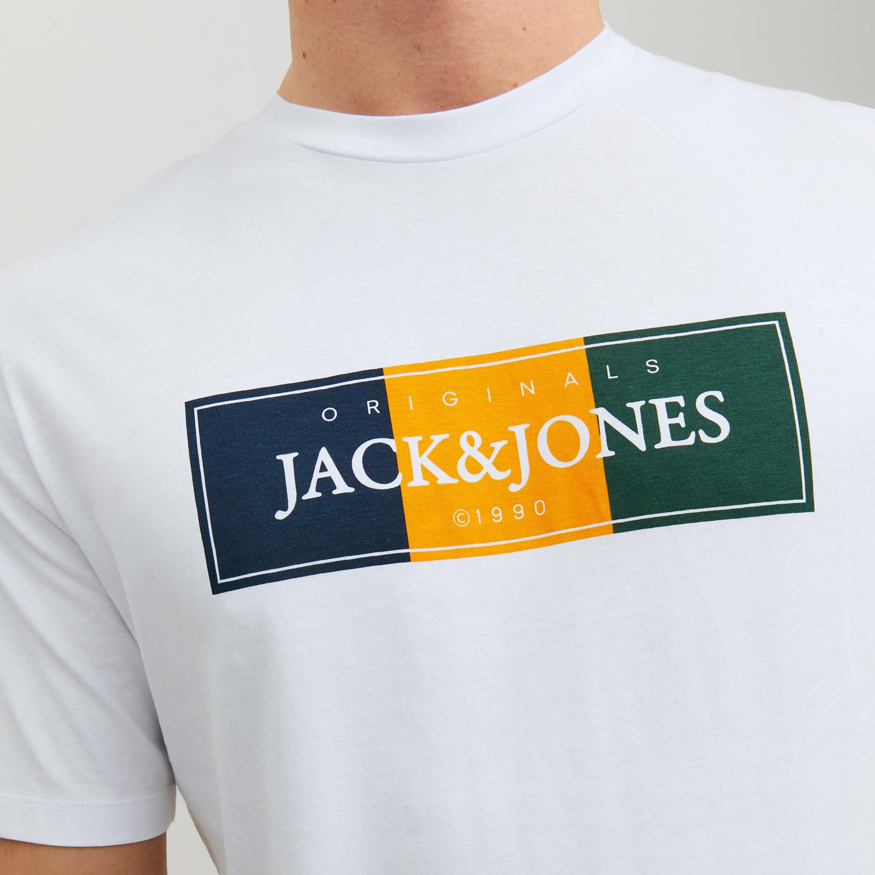 تي شيرت من جاك آند جونز مع شعار بأكمام قصيرة و ياقة مستديرة-men-clothing-tshirtsandpolos-tshirts-image-13