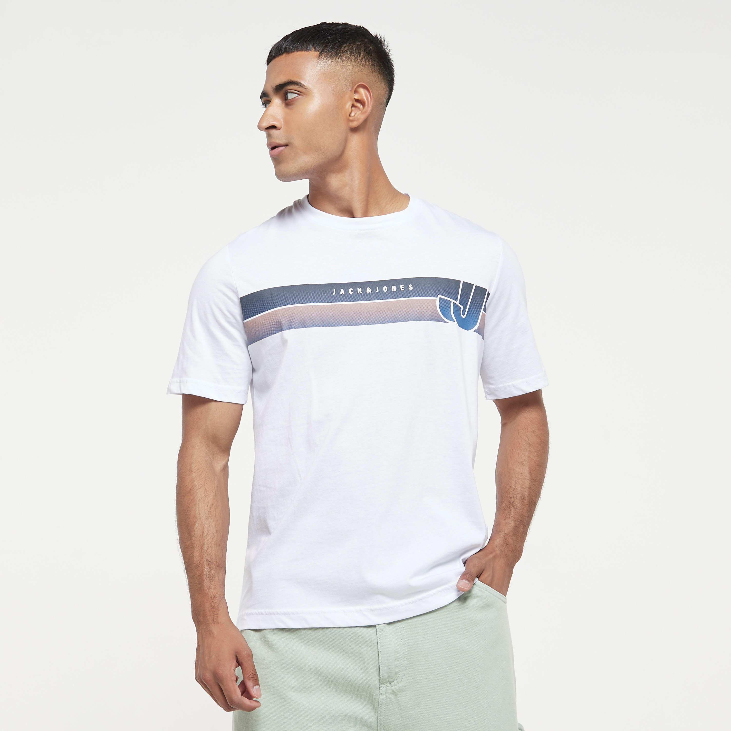 تي شيرت مطبوعة بأكمام قصيرة ورقبة مستديرة  من جاك اند جونز-men-clothing-tshirtsandpolos-tshirts-image-2