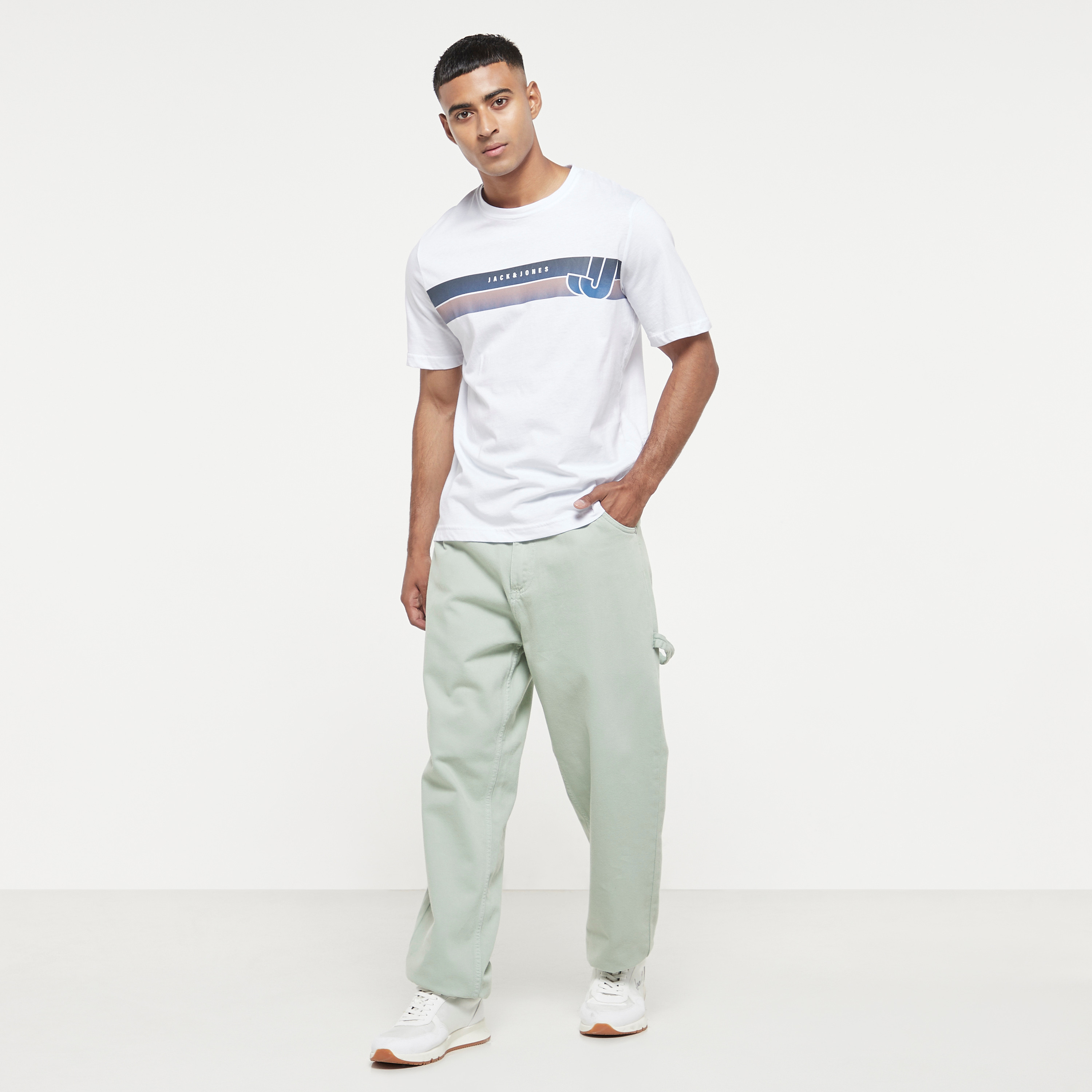تي شيرت مطبوعة بأكمام قصيرة ورقبة مستديرة  من جاك اند جونز-men-clothing-tshirtsandpolos-tshirts-image-3