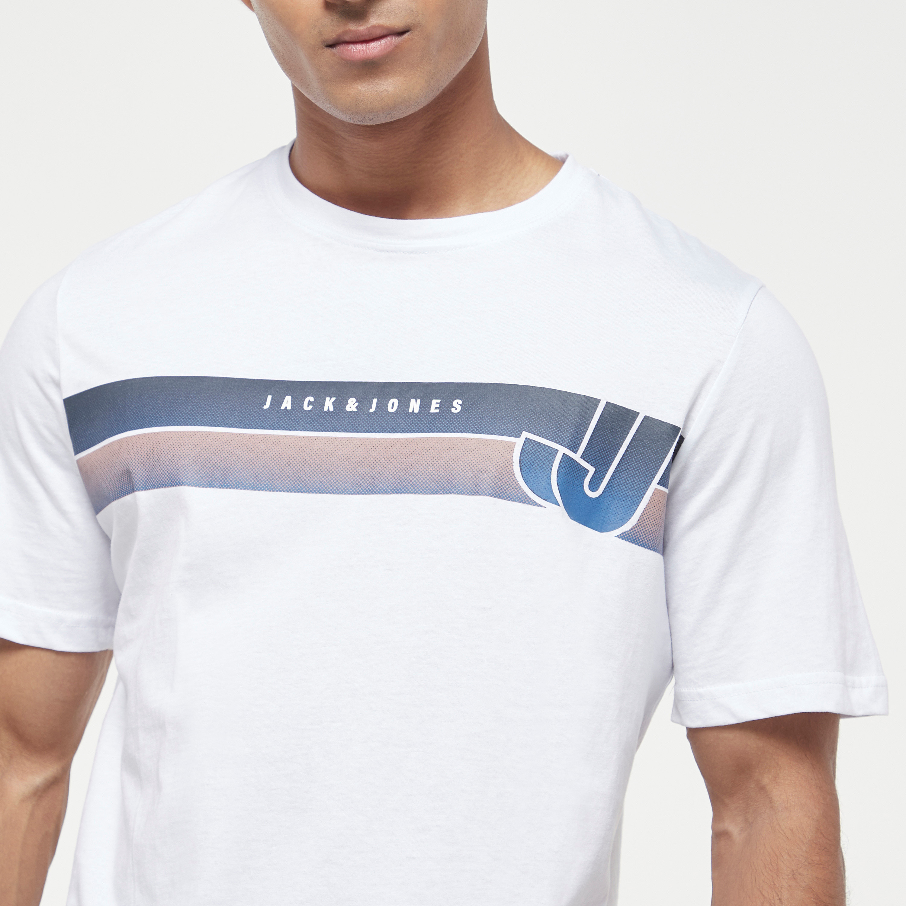 تي شيرت مطبوعة بأكمام قصيرة ورقبة مستديرة  من جاك اند جونز-men-clothing-tshirtsandpolos-tshirts-image-5