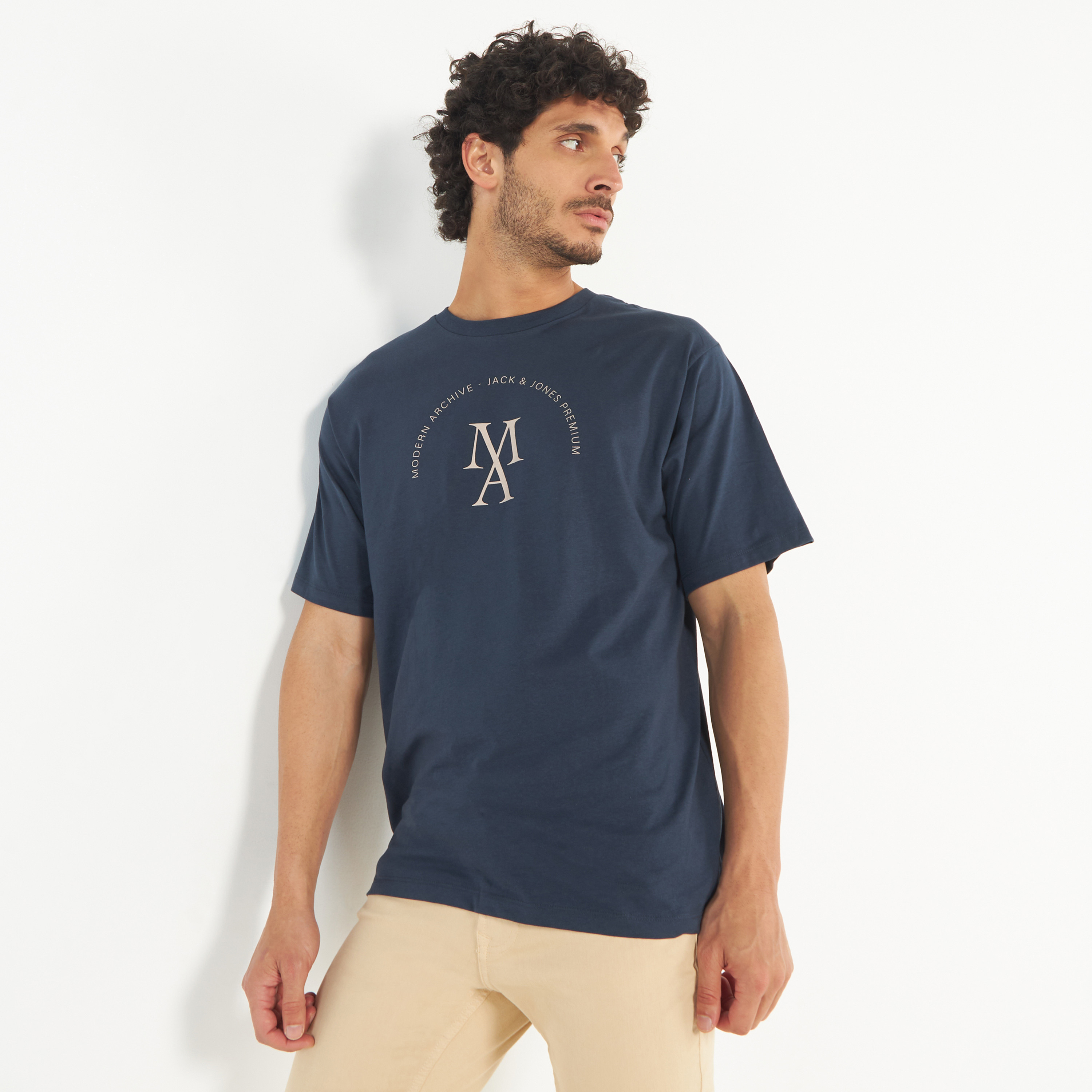 تي شيرت من جاك آند جونز مطبوع بأكمام قصيرة و ياقة مستديرة-men-clothing-tshirtsandpolos-tshirts-image-1