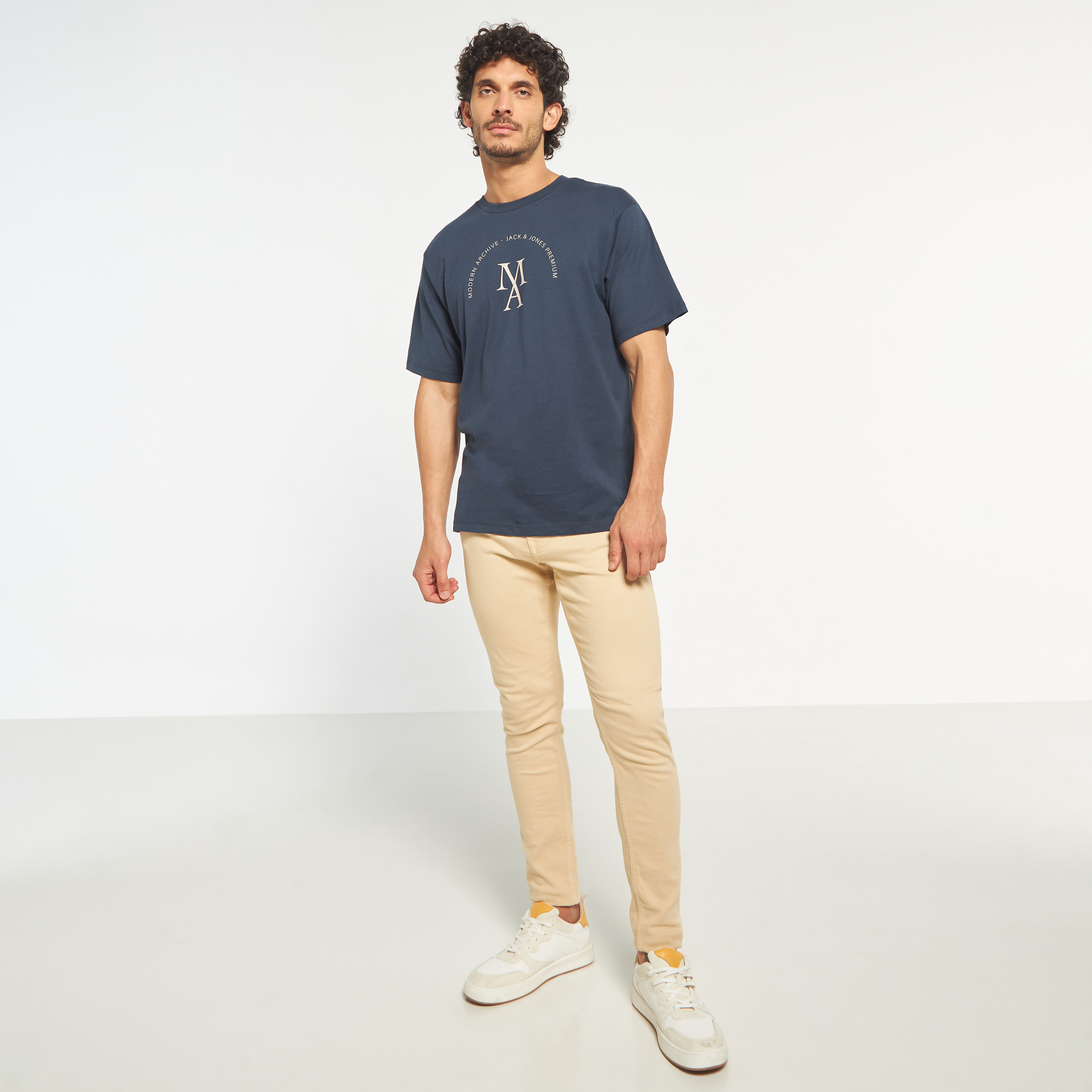 تي شيرت من جاك آند جونز مطبوع بأكمام قصيرة و ياقة مستديرة-men-clothing-tshirtsandpolos-tshirts-image-2