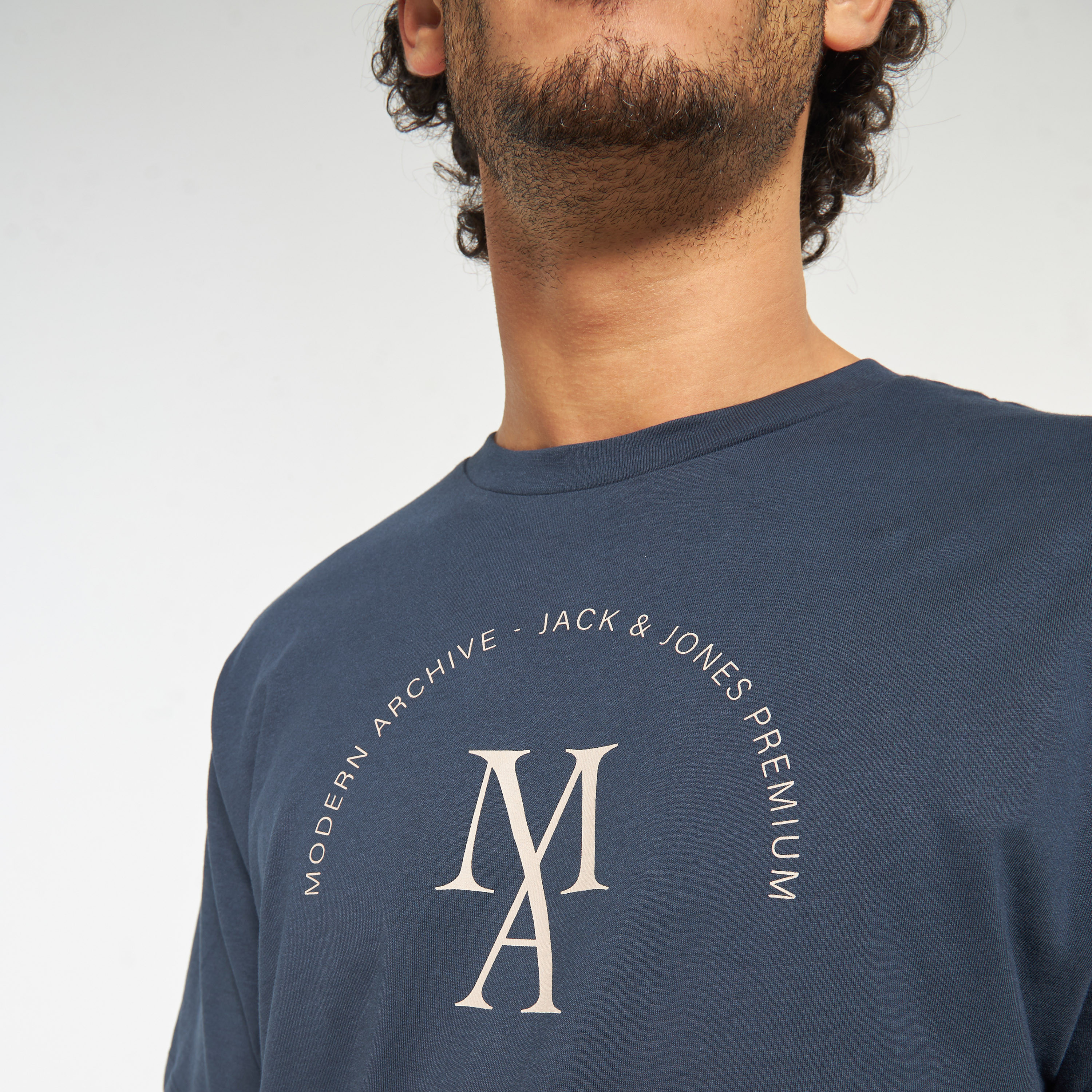 تي شيرت من جاك آند جونز مطبوع بأكمام قصيرة و ياقة مستديرة-men-clothing-tshirtsandpolos-tshirts-image-4