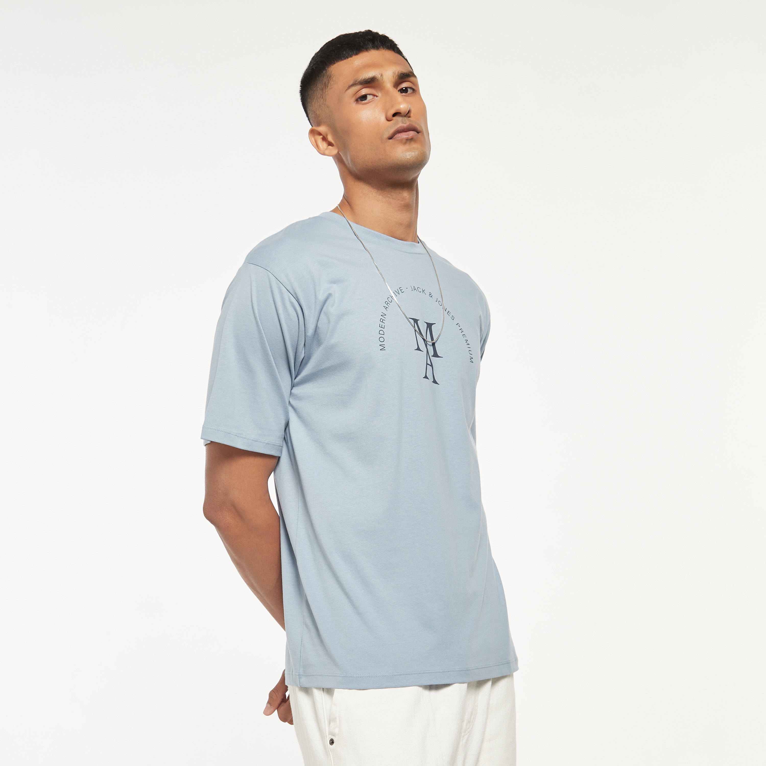تي شيرت من جاك آند جونز مطبوع بأكمام قصيرة و ياقة مستديرة-men-clothing-tshirtsandpolos-tshirts-image-1