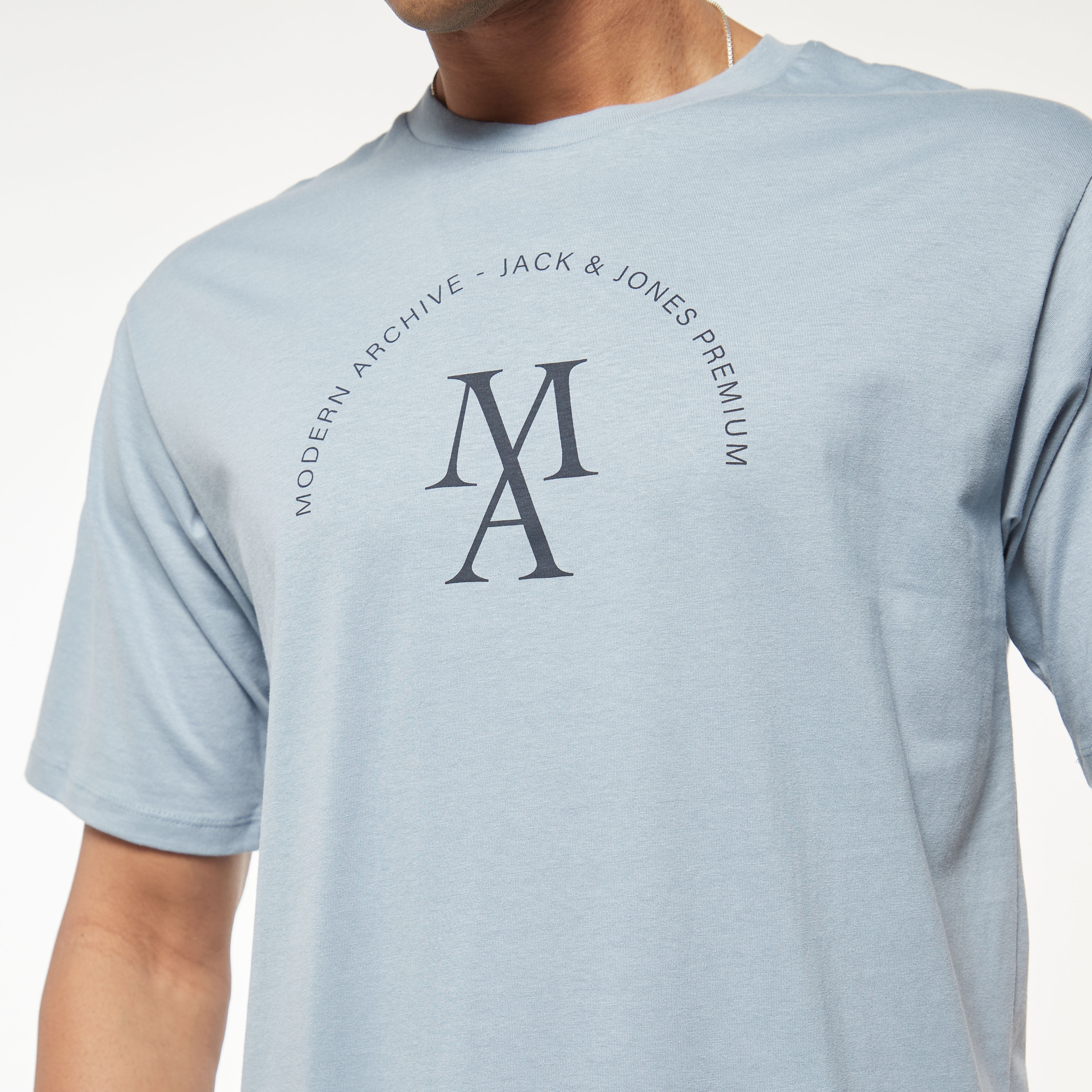 تي شيرت من جاك آند جونز مطبوع بأكمام قصيرة و ياقة مستديرة-men-clothing-tshirtsandpolos-tshirts-image-4