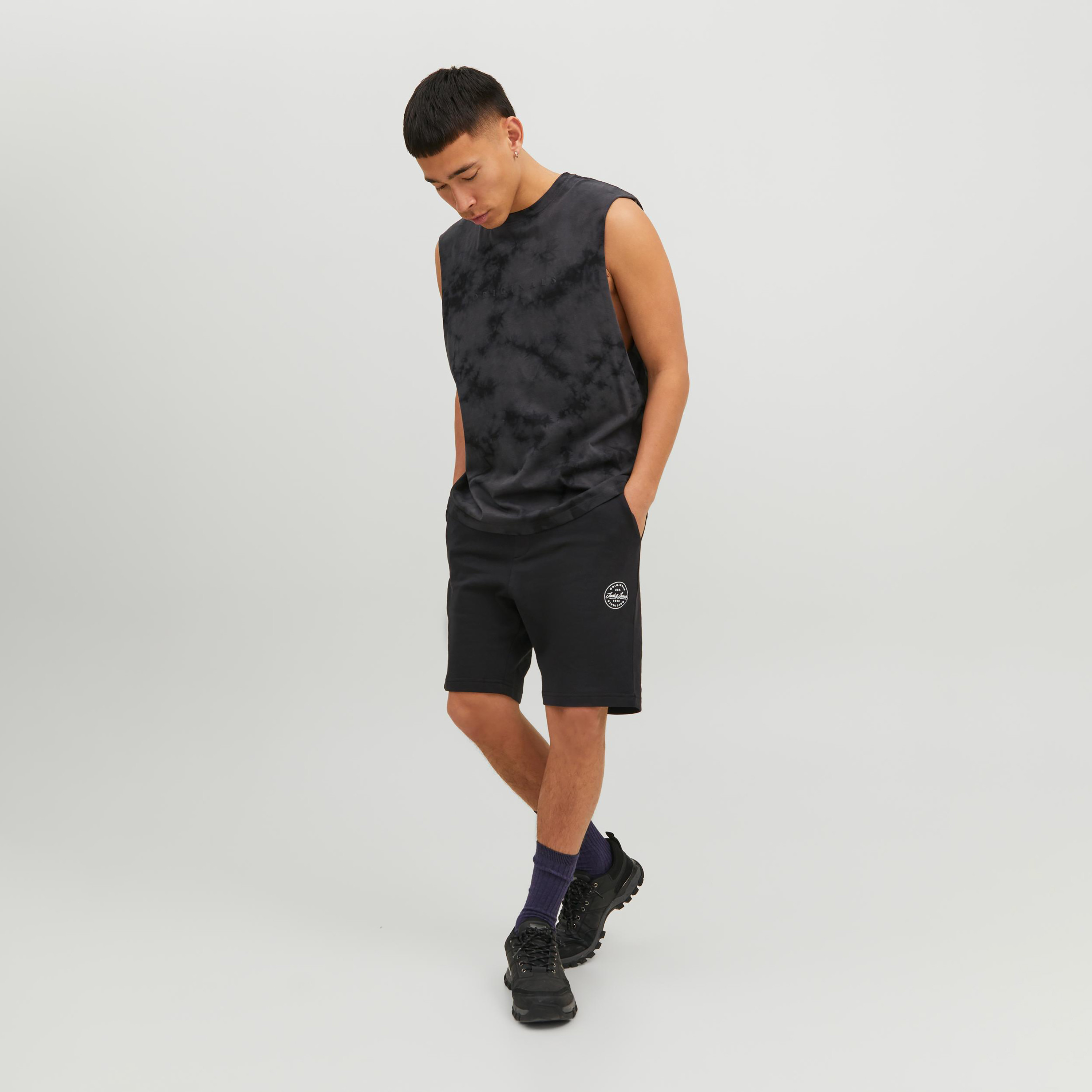 شورت رياضي من جاك آند جونز سادة برباط بخصر متوسط-men-clothing-bottoms-shorts-image-2