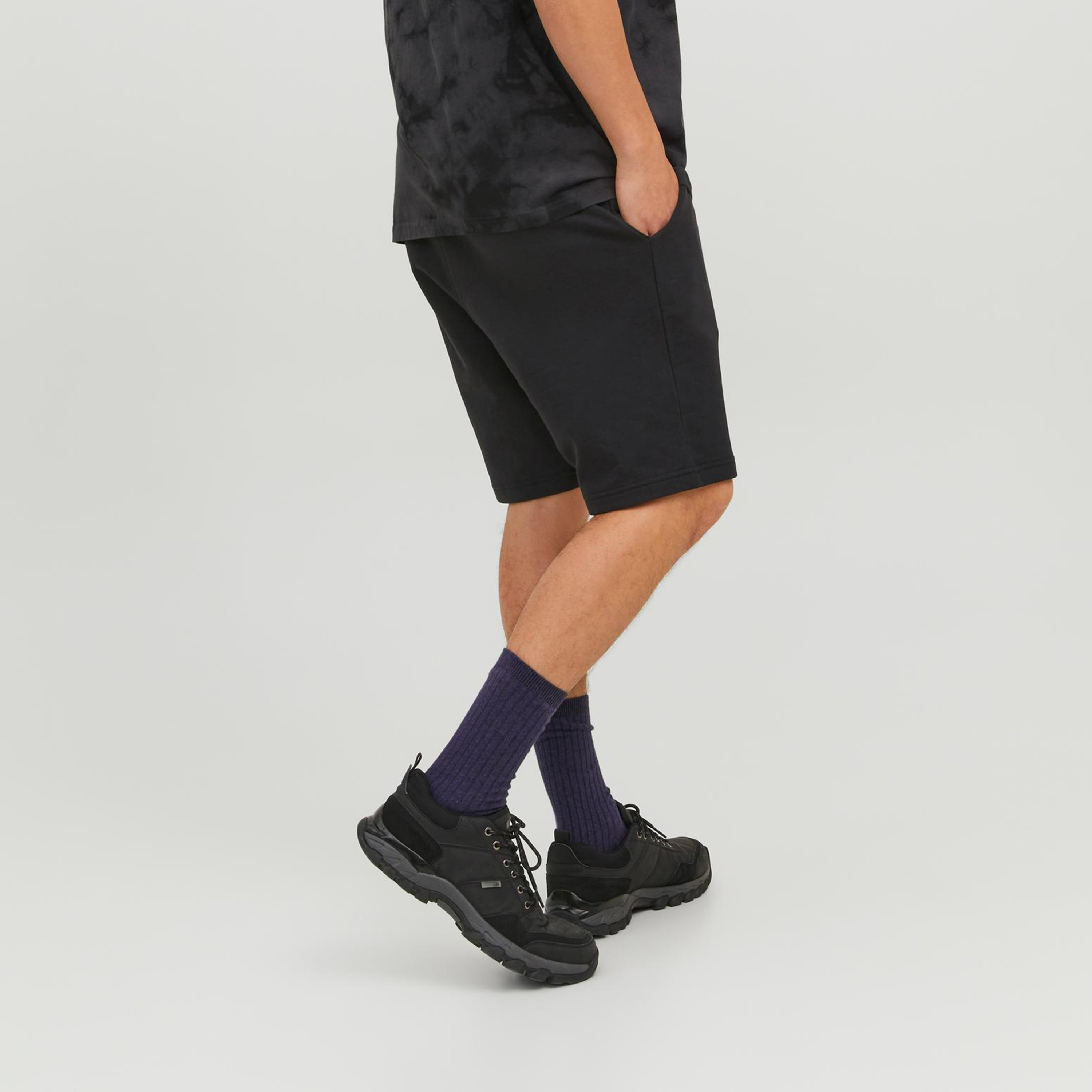 شورت رياضي من جاك آند جونز سادة برباط بخصر متوسط-men-clothing-bottoms-shorts-image-4