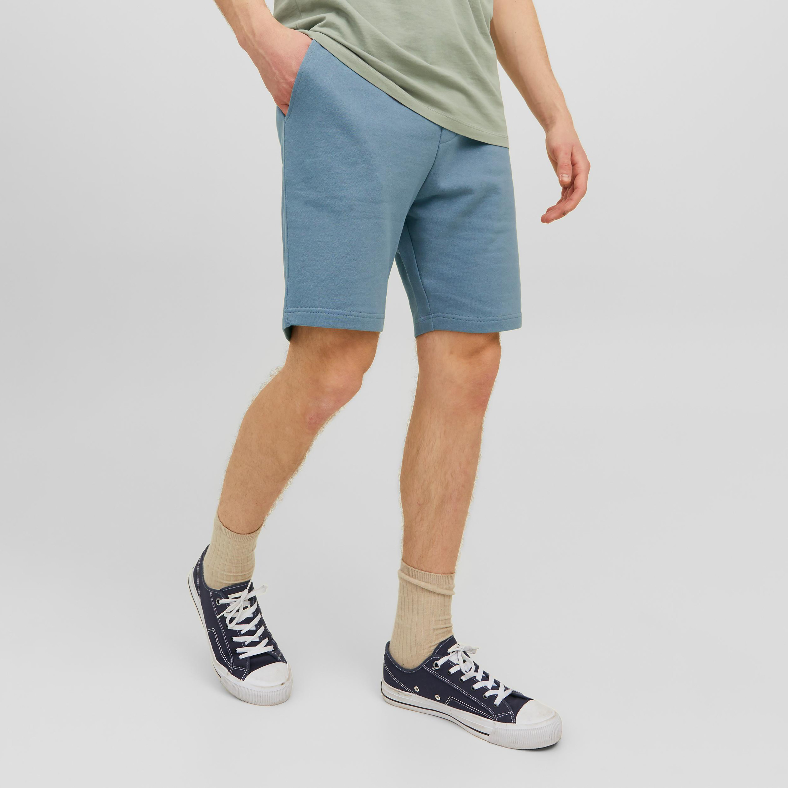 شورت رياضي من جاك آند جونز سادة برباط بخصر متوسط-men-clothing-bottoms-shorts-image-5