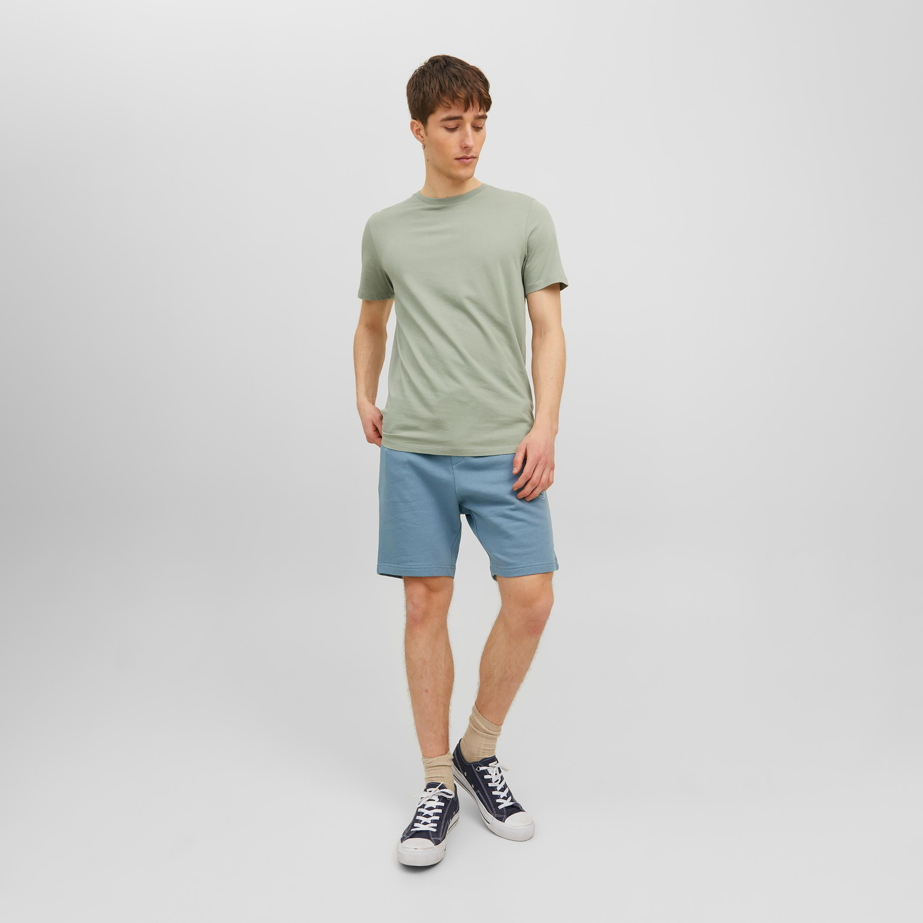 شورت رياضي من جاك آند جونز سادة برباط بخصر متوسط-men-clothing-bottoms-shorts-image-6