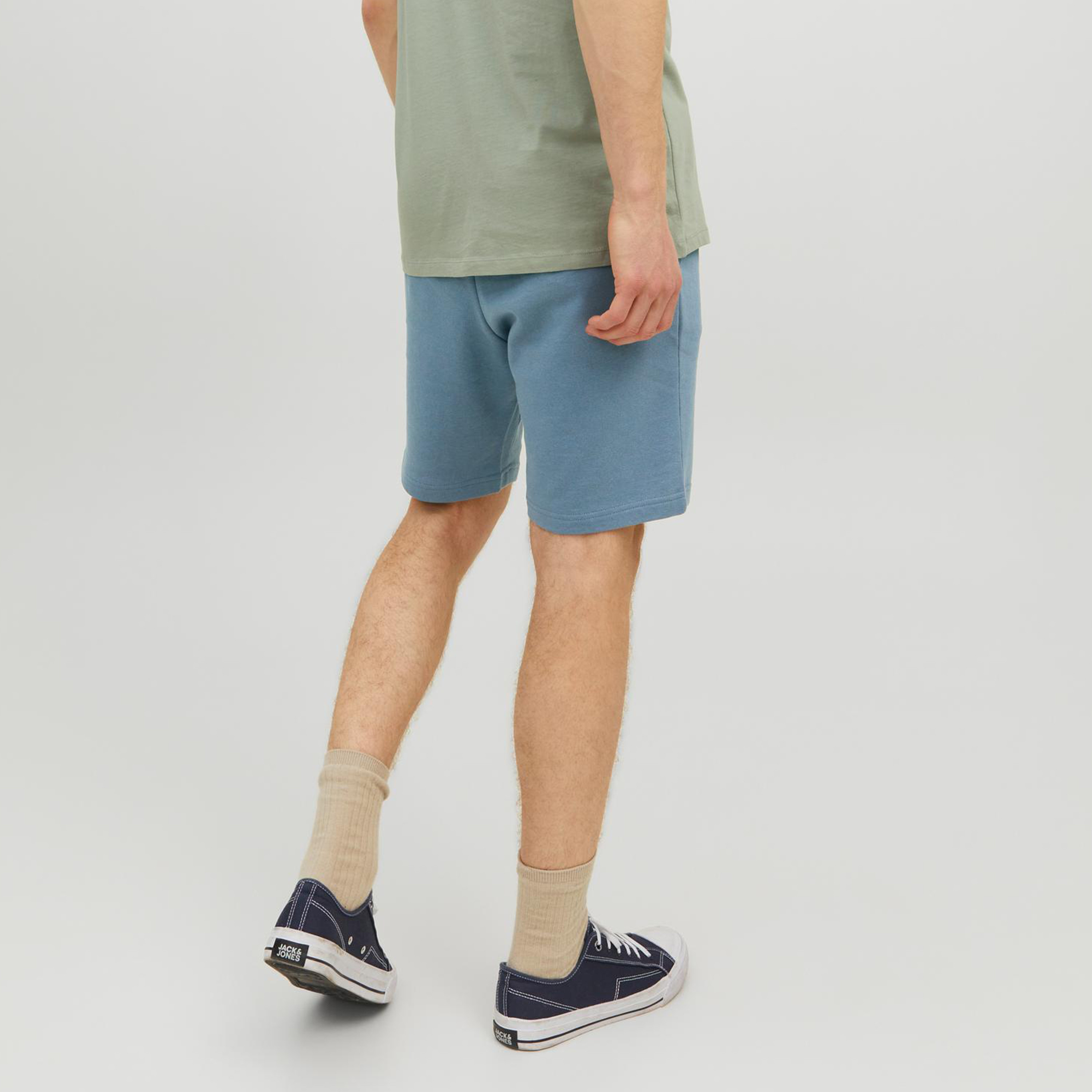 شورت رياضي من جاك آند جونز سادة برباط بخصر متوسط-men-clothing-bottoms-shorts-image-8