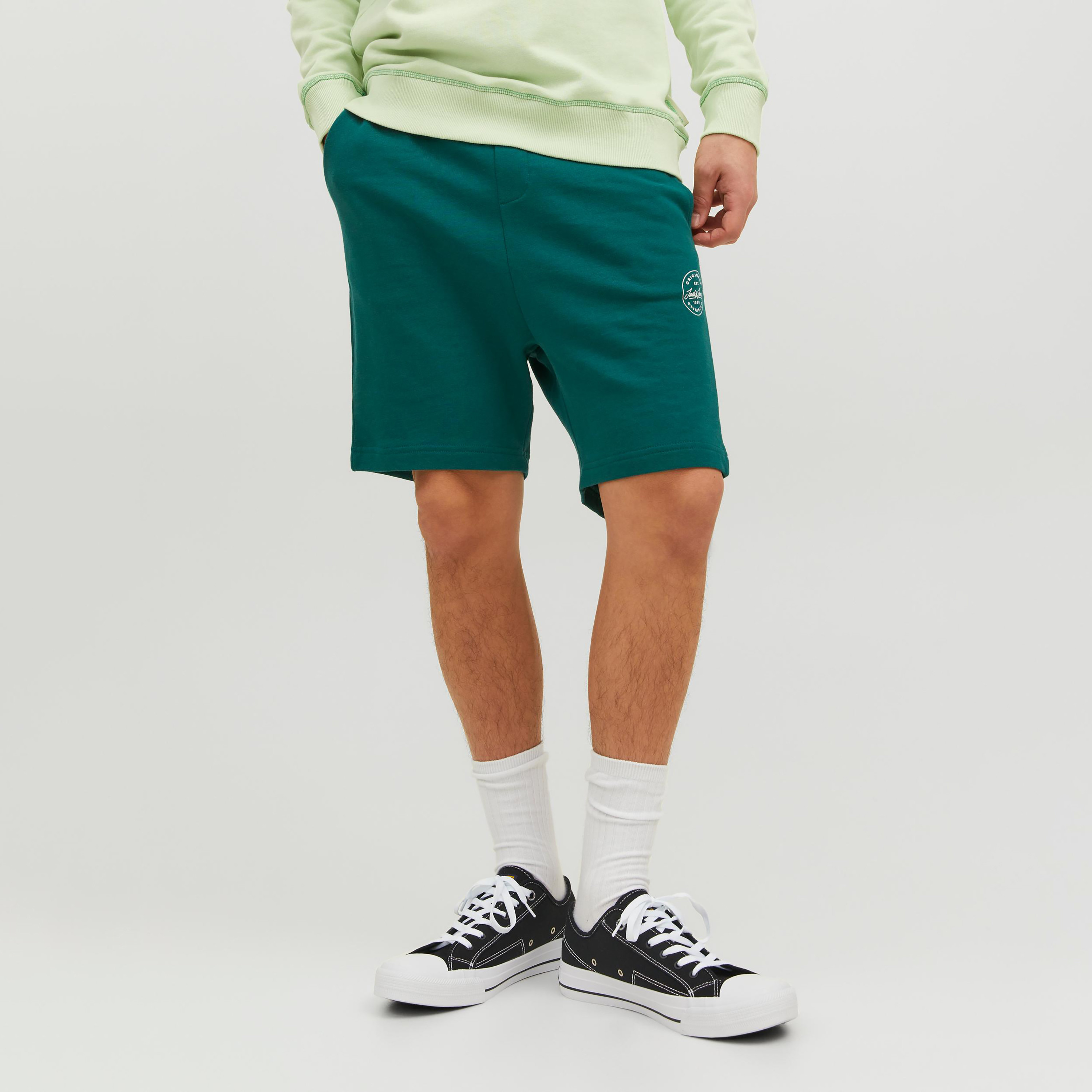 شورت رياضي من جاك آند جونز سادة برباط بخصر متوسط-men-clothing-bottoms-shorts-image-9