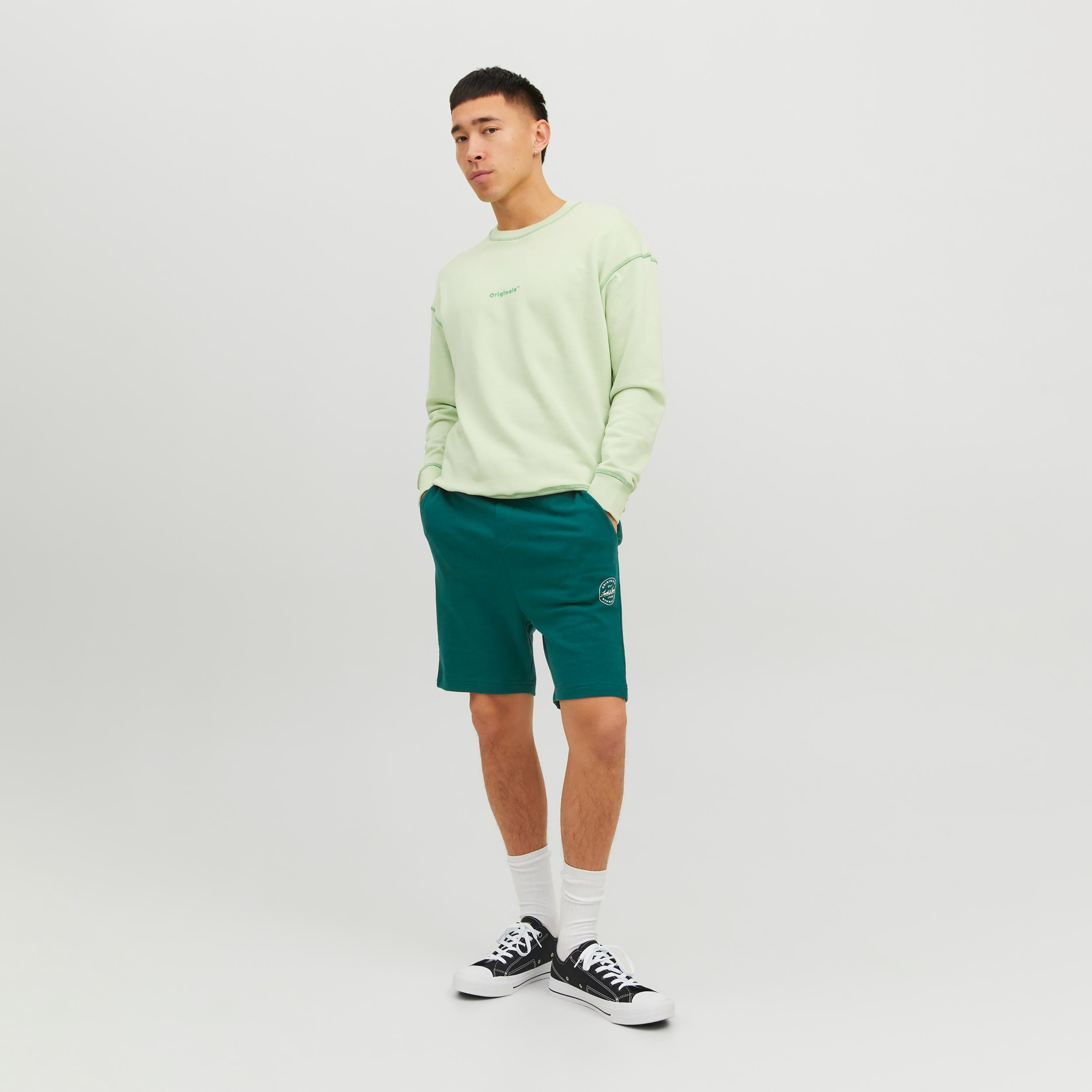 شورت رياضي من جاك آند جونز سادة برباط بخصر متوسط-men-clothing-bottoms-shorts-image-10