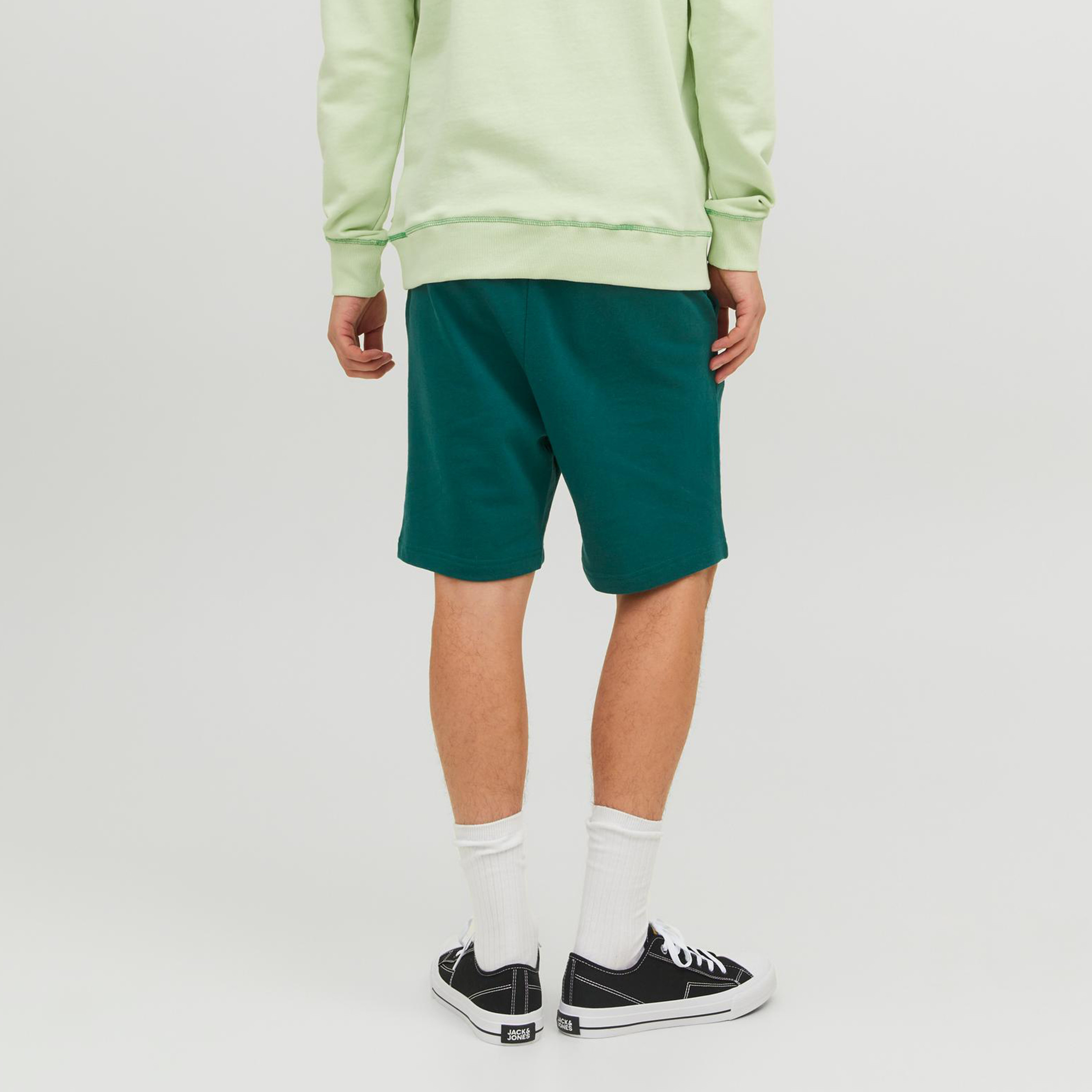 شورت رياضي من جاك آند جونز سادة برباط بخصر متوسط-men-clothing-bottoms-shorts-image-12