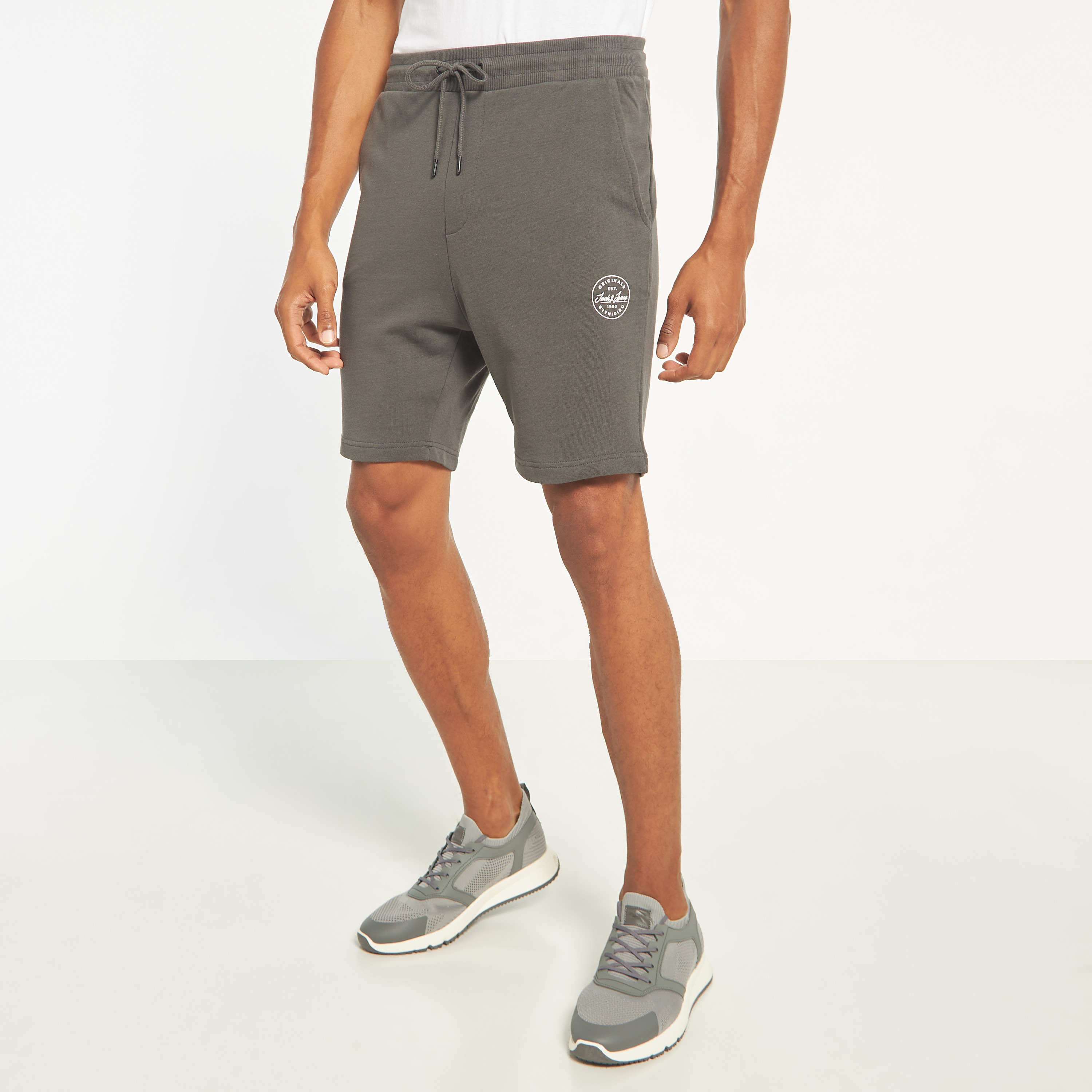 شورت رياضي من جاك آند جونز سادة برباط بخصر متوسط-men-clothing-bottoms-shorts-image-13