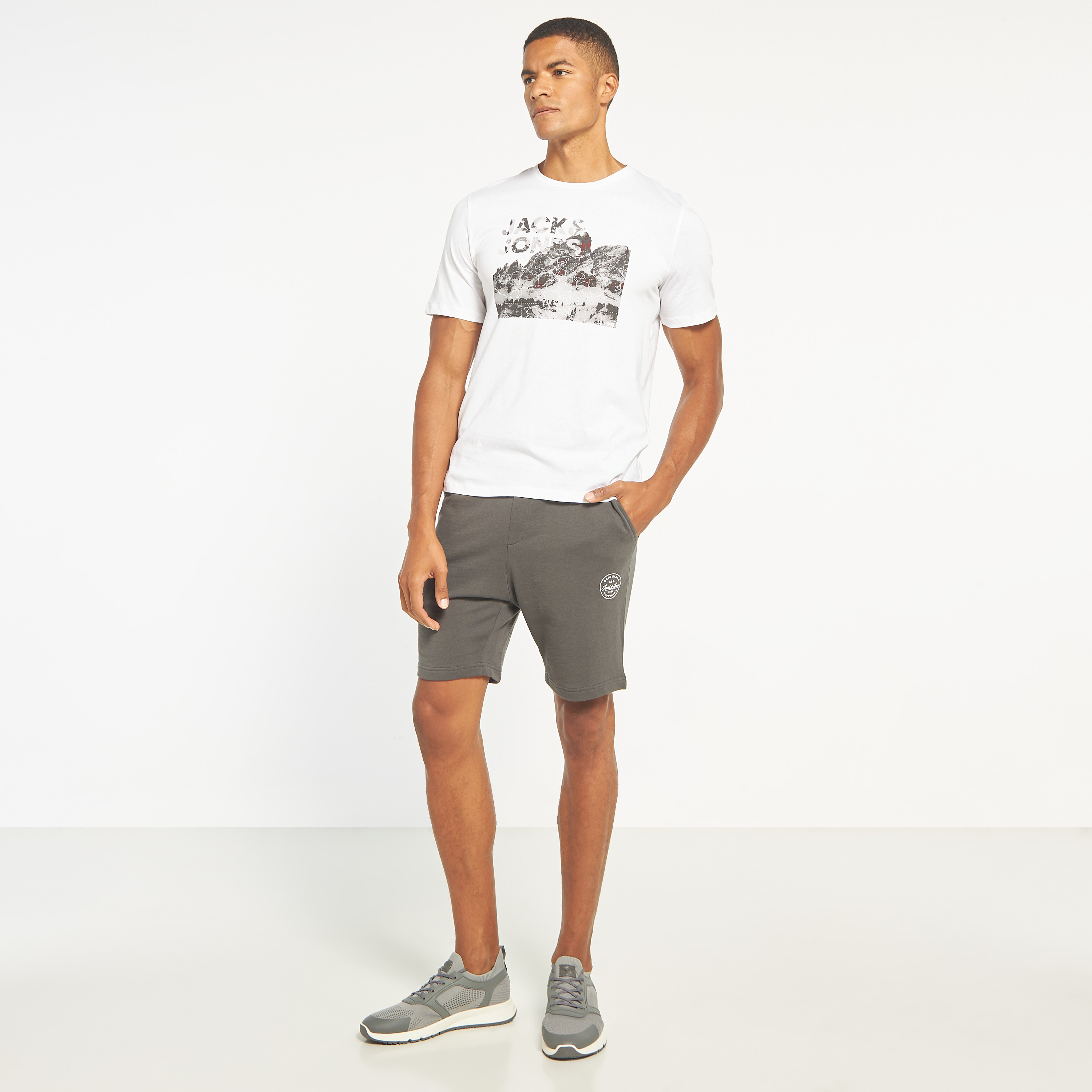 شورت رياضي من جاك آند جونز سادة برباط بخصر متوسط-men-clothing-bottoms-shorts-image-14