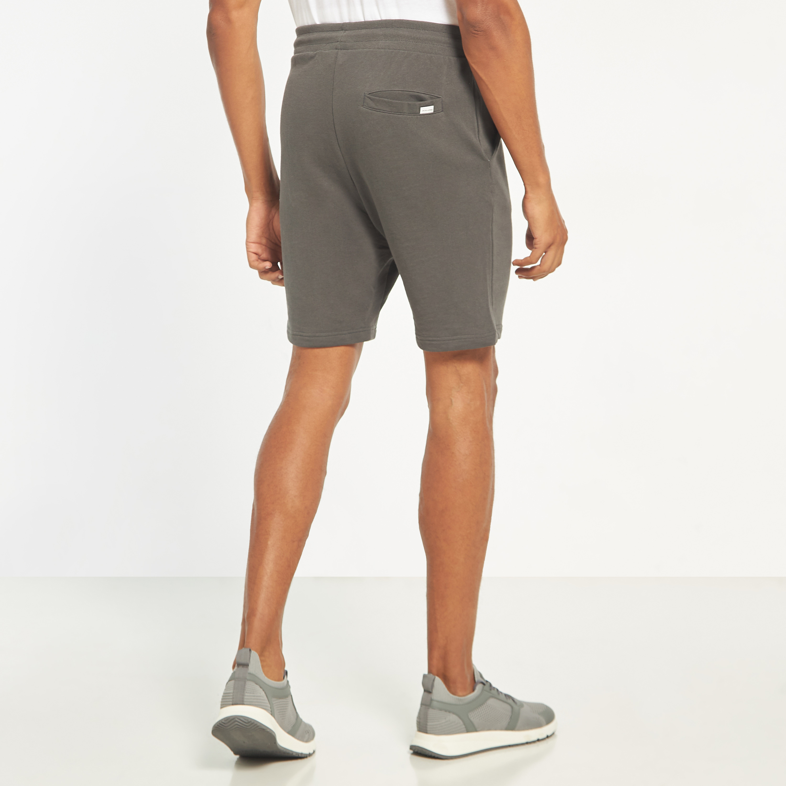 شورت رياضي من جاك آند جونز سادة برباط بخصر متوسط-men-clothing-bottoms-shorts-image-15