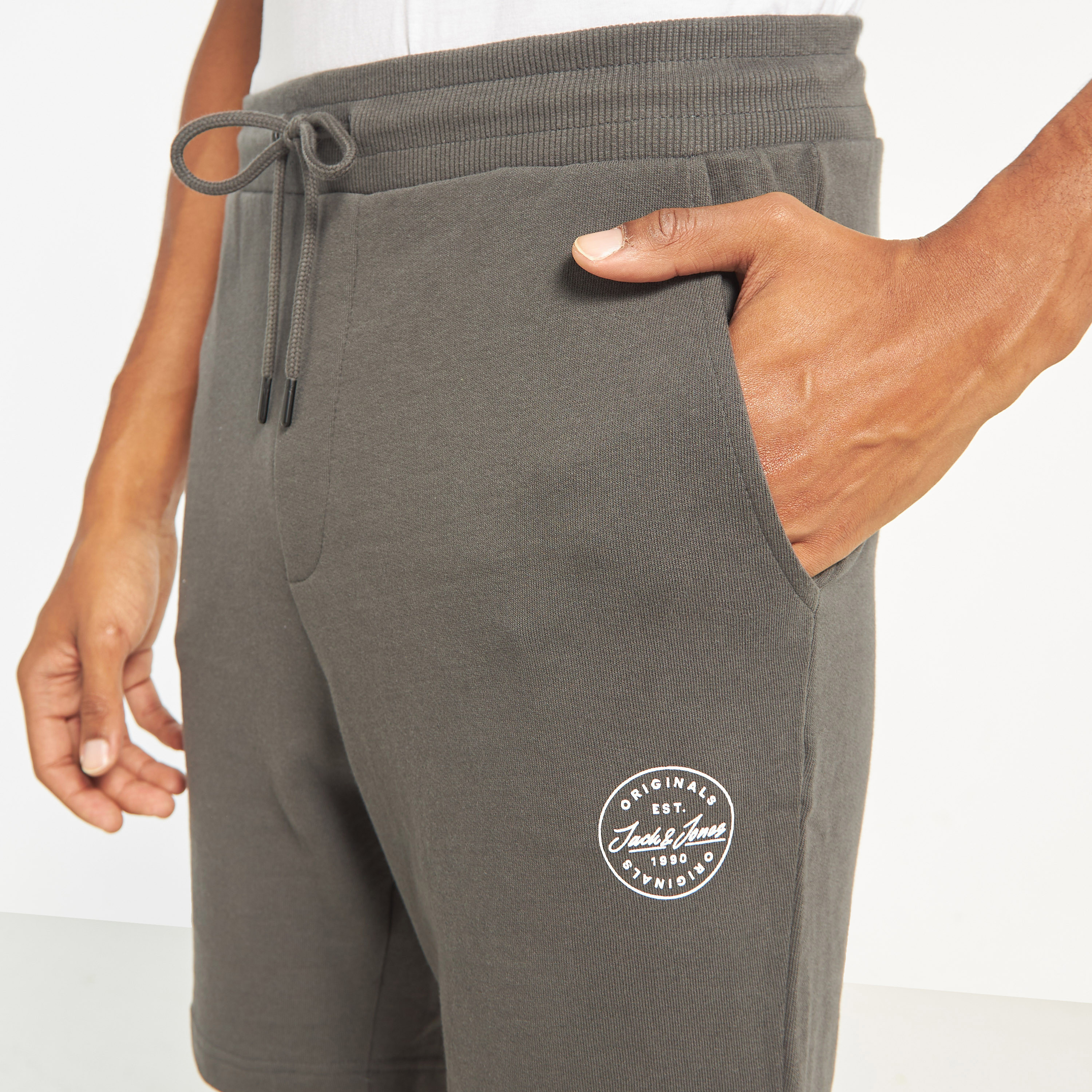 شورت رياضي من جاك آند جونز سادة برباط بخصر متوسط-men-clothing-bottoms-shorts-image-16