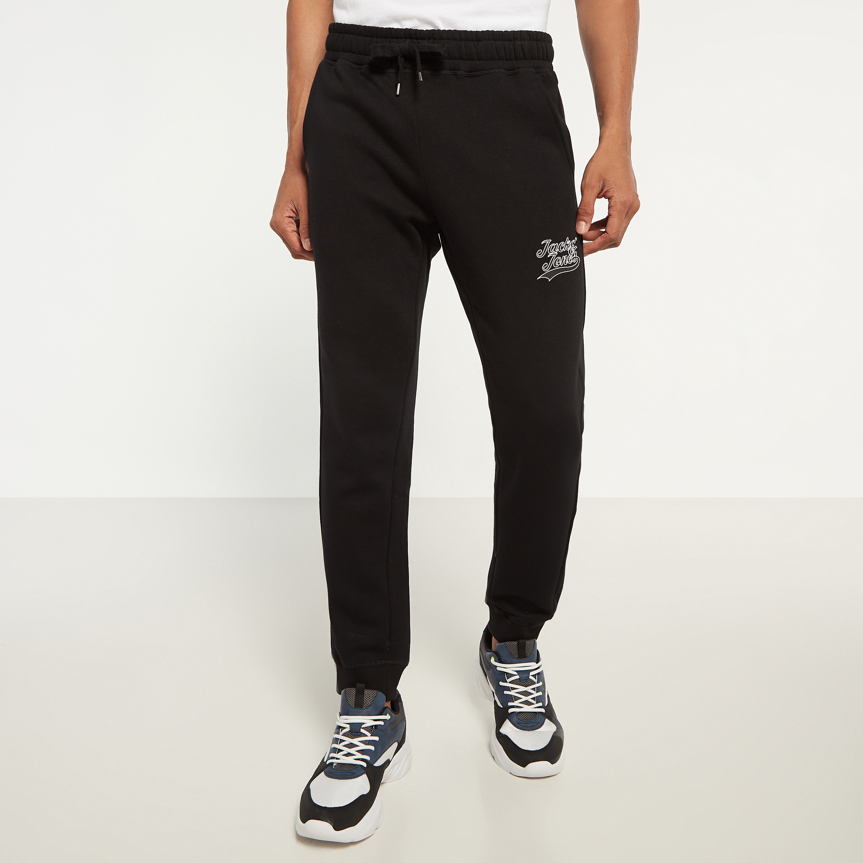 بنطلون من جاك آند جونز برباط بخصر متوسط مع شعار-men-clothing-bottoms-joggers-image-8