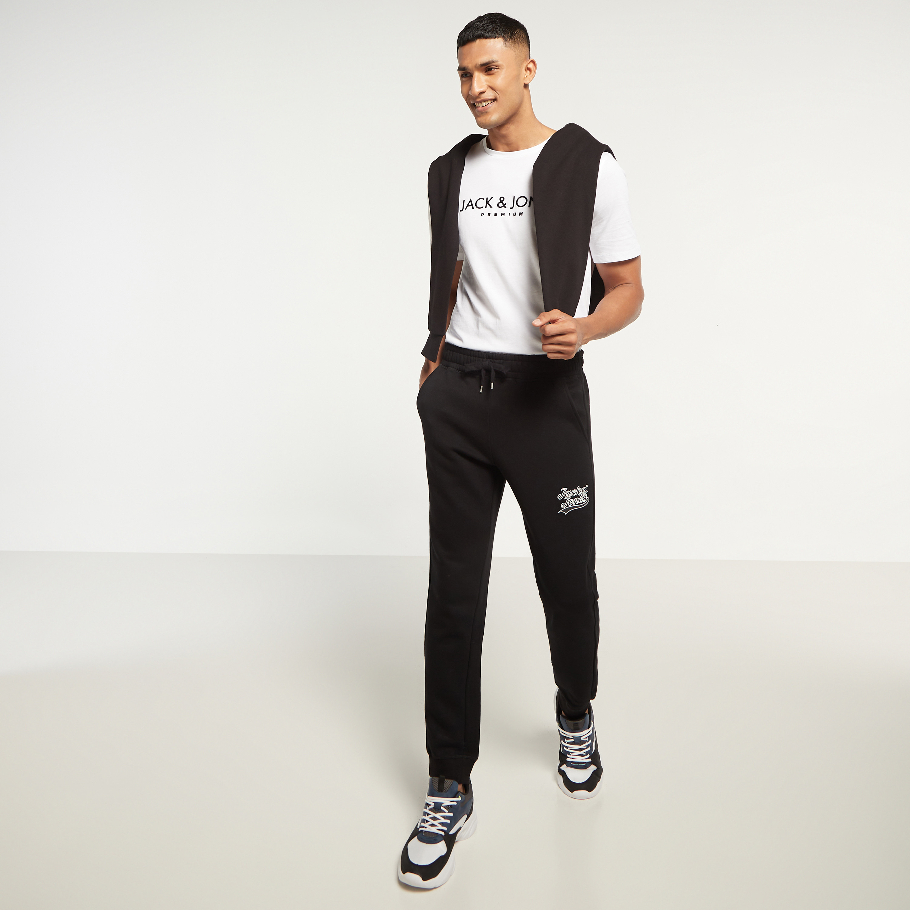 بنطلون من جاك آند جونز برباط بخصر متوسط مع شعار-men-clothing-bottoms-joggers-image-7