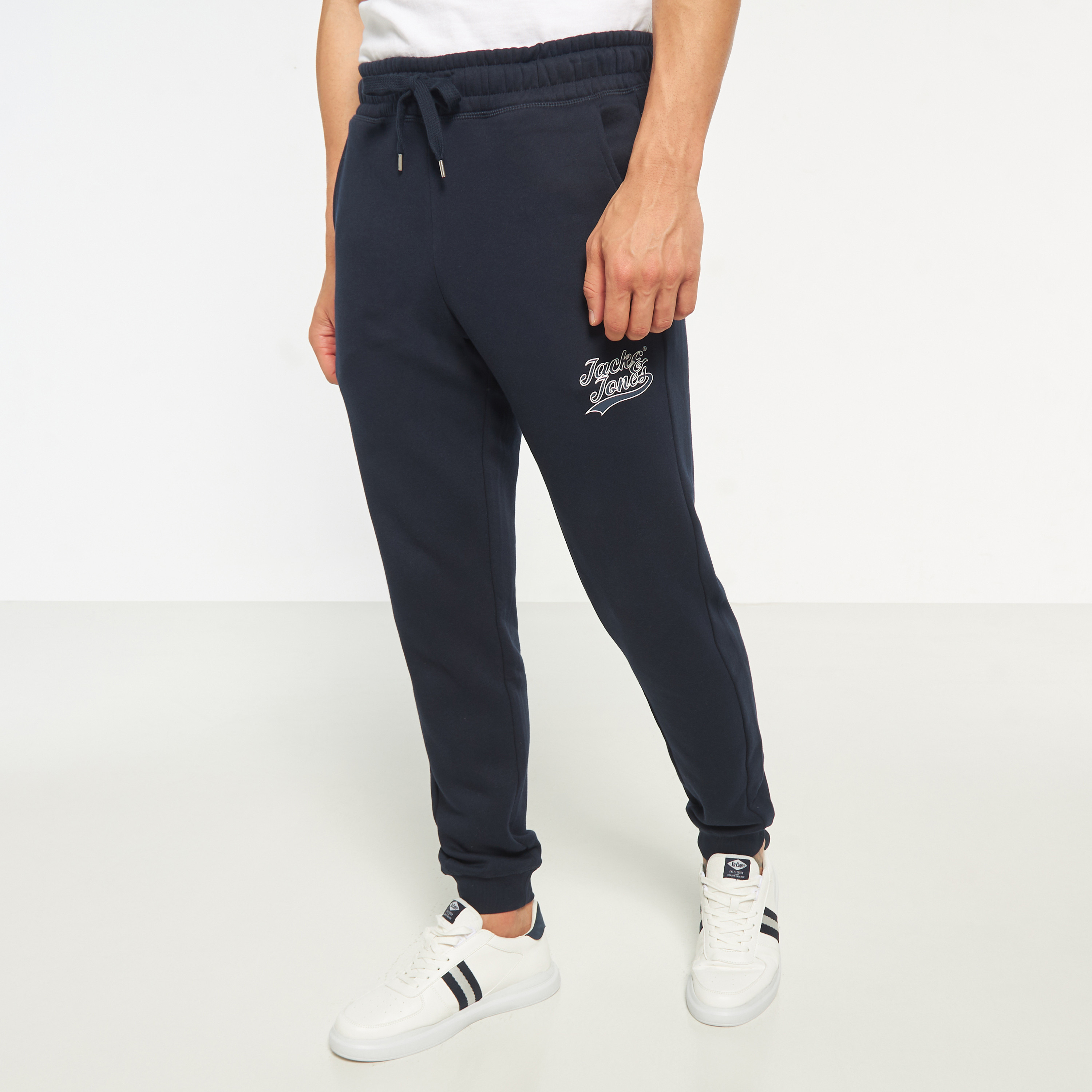 بنطلون من جاك آند جونز برباط بخصر متوسط مع شعار-men-clothing-bottoms-joggers-image-4