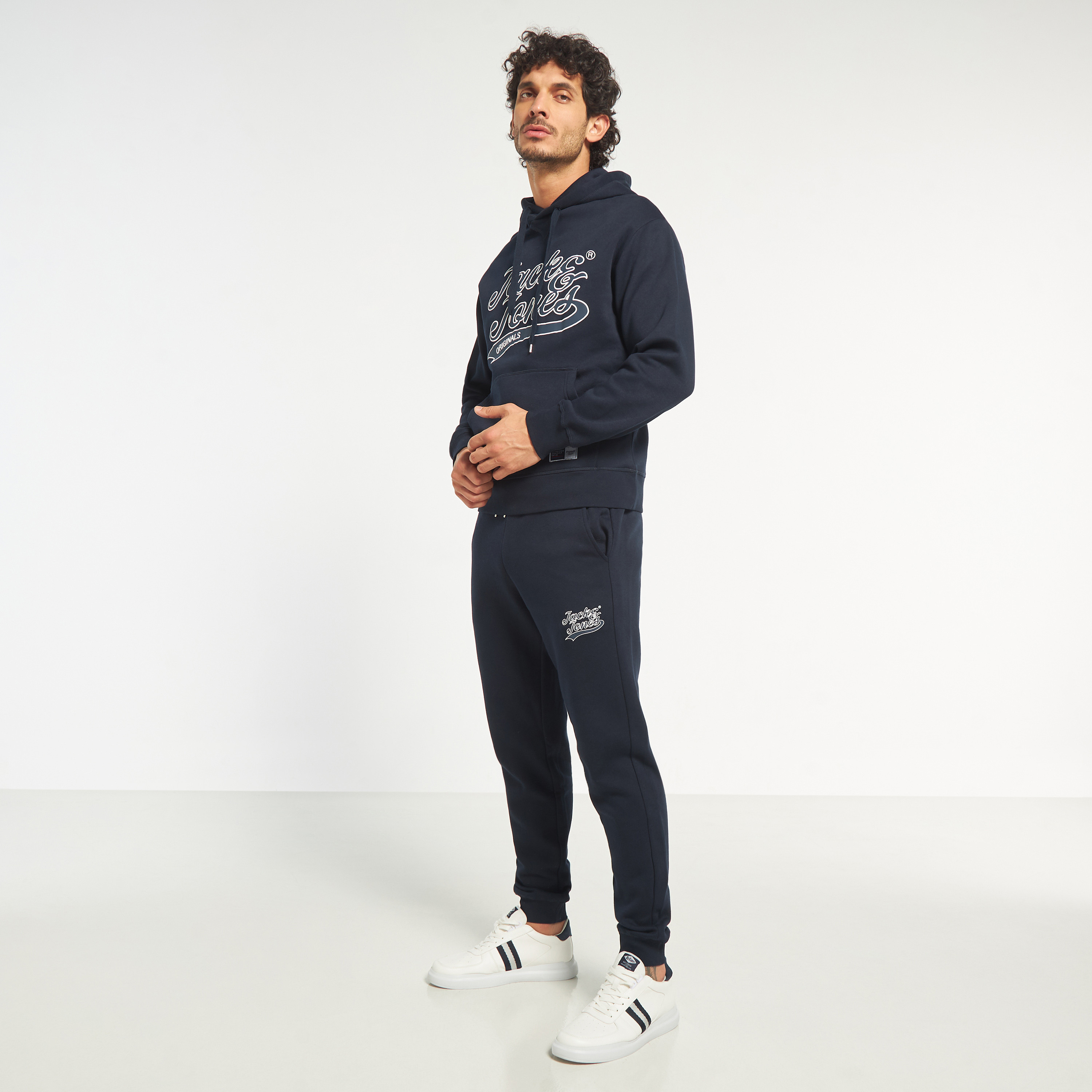 بنطلون من جاك آند جونز برباط بخصر متوسط مع شعار-men-clothing-bottoms-joggers-image-3