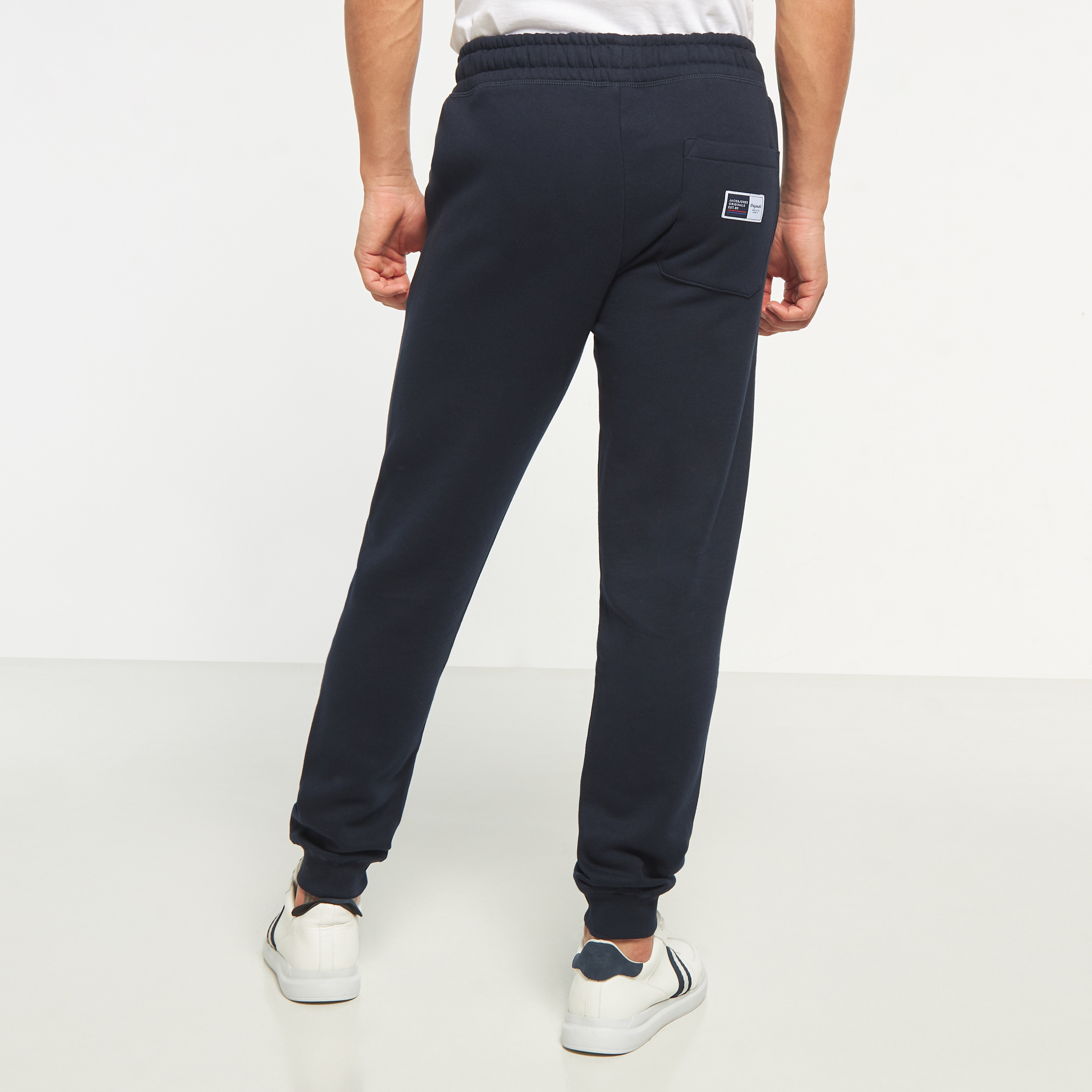 بنطلون من جاك آند جونز برباط بخصر متوسط مع شعار-men-clothing-bottoms-joggers-image-2