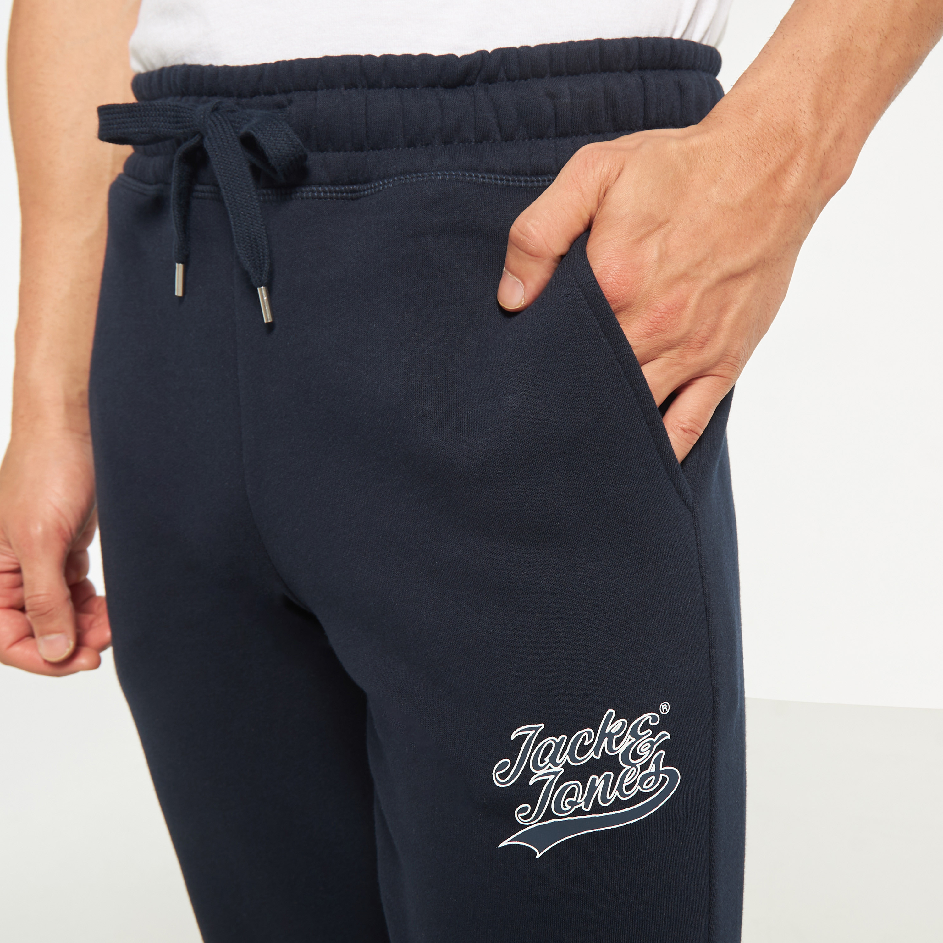بنطلون من جاك آند جونز برباط بخصر متوسط مع شعار-men-clothing-bottoms-joggers-image-1