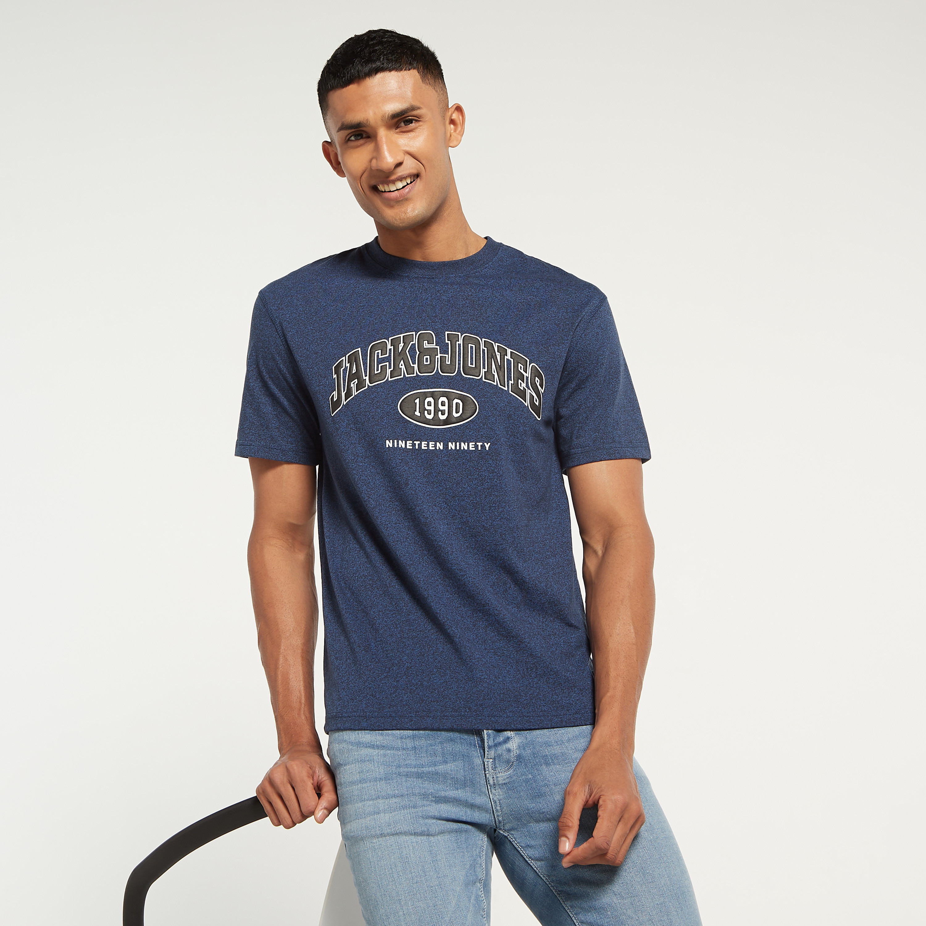 تي شيرت من جاك آند جونز مطبوع بأكمام قصيرة و ياقة مستديرة-men-clothing-tshirtsandpolos-tshirts-image-1