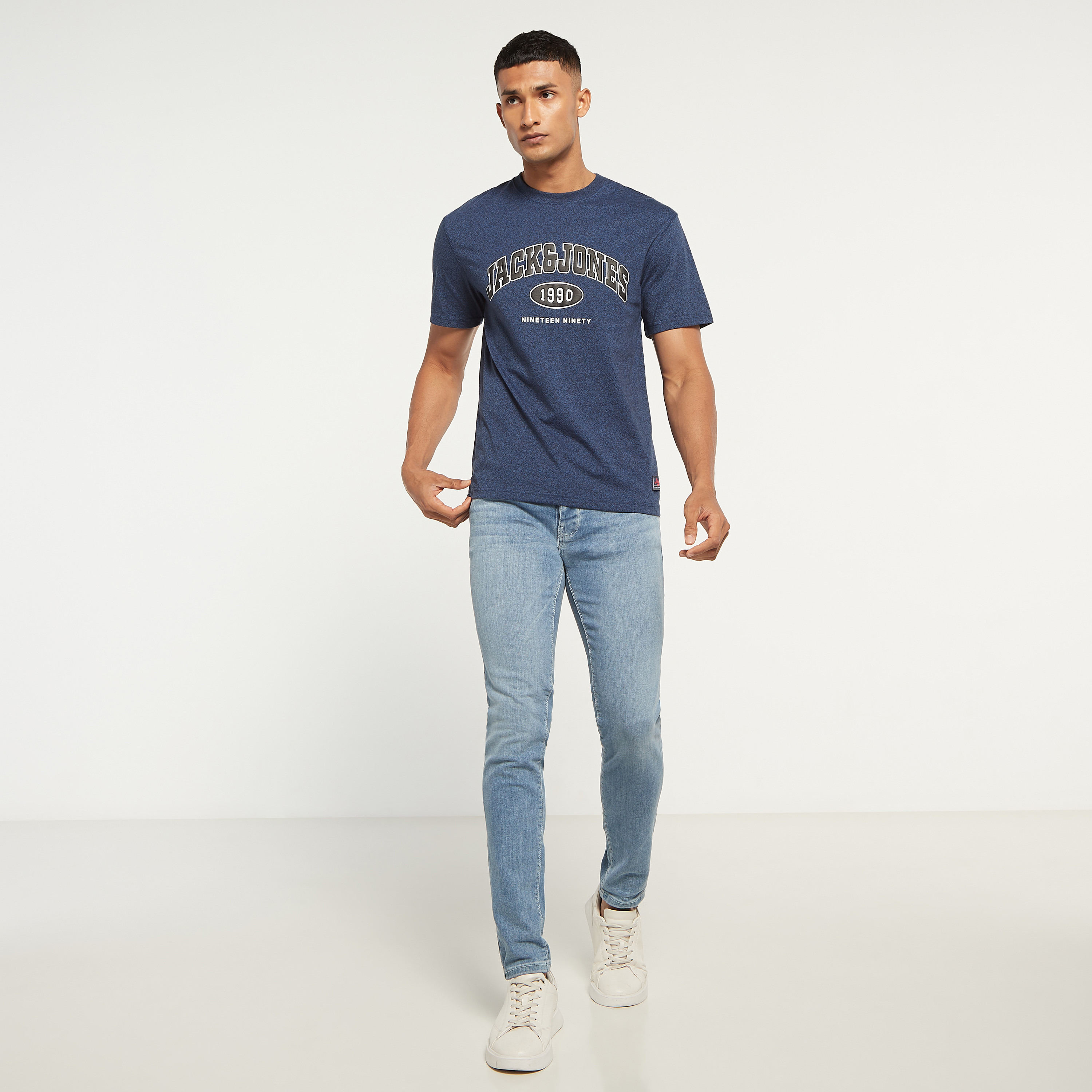تي شيرت من جاك آند جونز مطبوع بأكمام قصيرة و ياقة مستديرة-men-clothing-tshirtsandpolos-tshirts-image-2