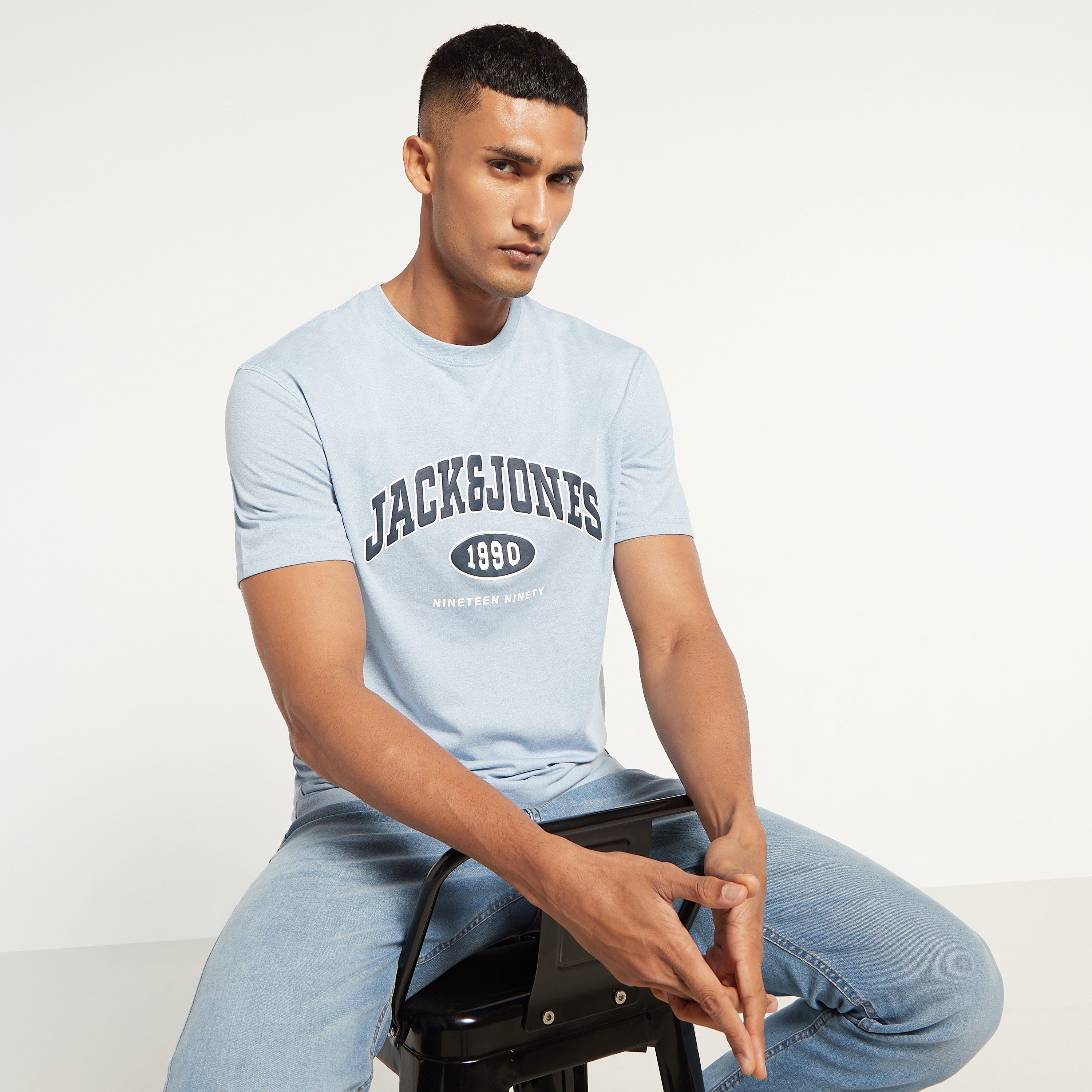 تي شيرت من جاك آند جونز مطبوع بأكمام قصيرة و ياقة مستديرة-men-clothing-tshirtsandpolos-tshirts-image-1