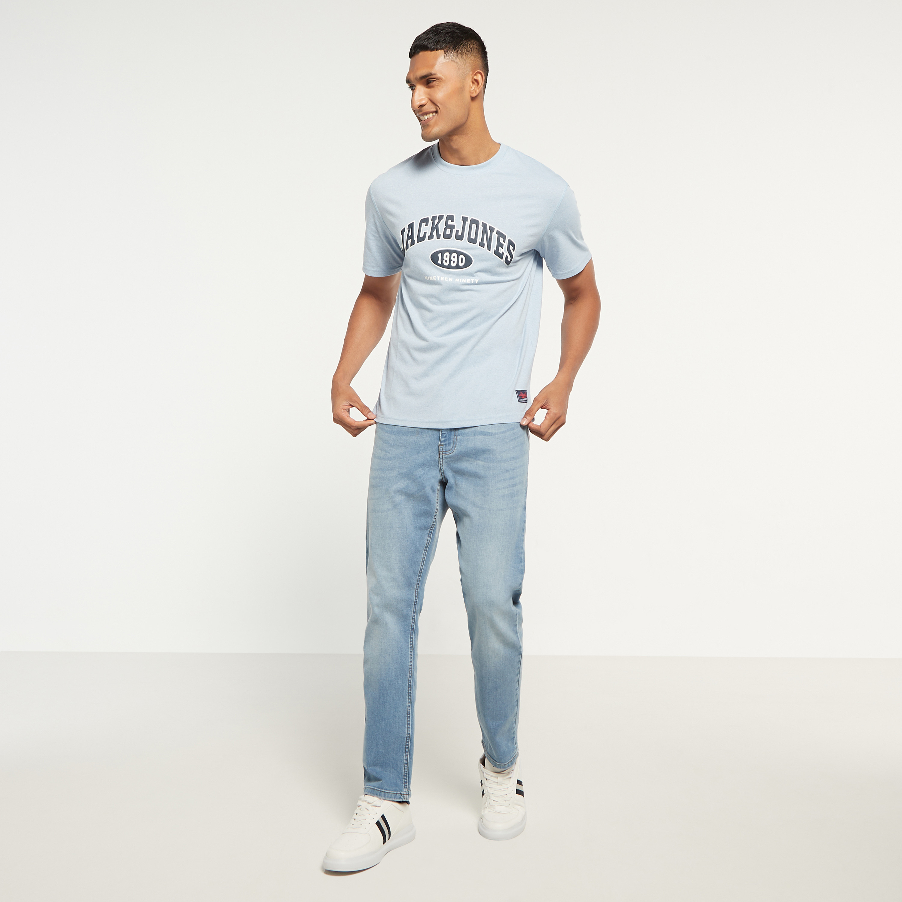 تي شيرت من جاك آند جونز مطبوع بأكمام قصيرة و ياقة مستديرة-men-clothing-tshirtsandpolos-tshirts-image-2