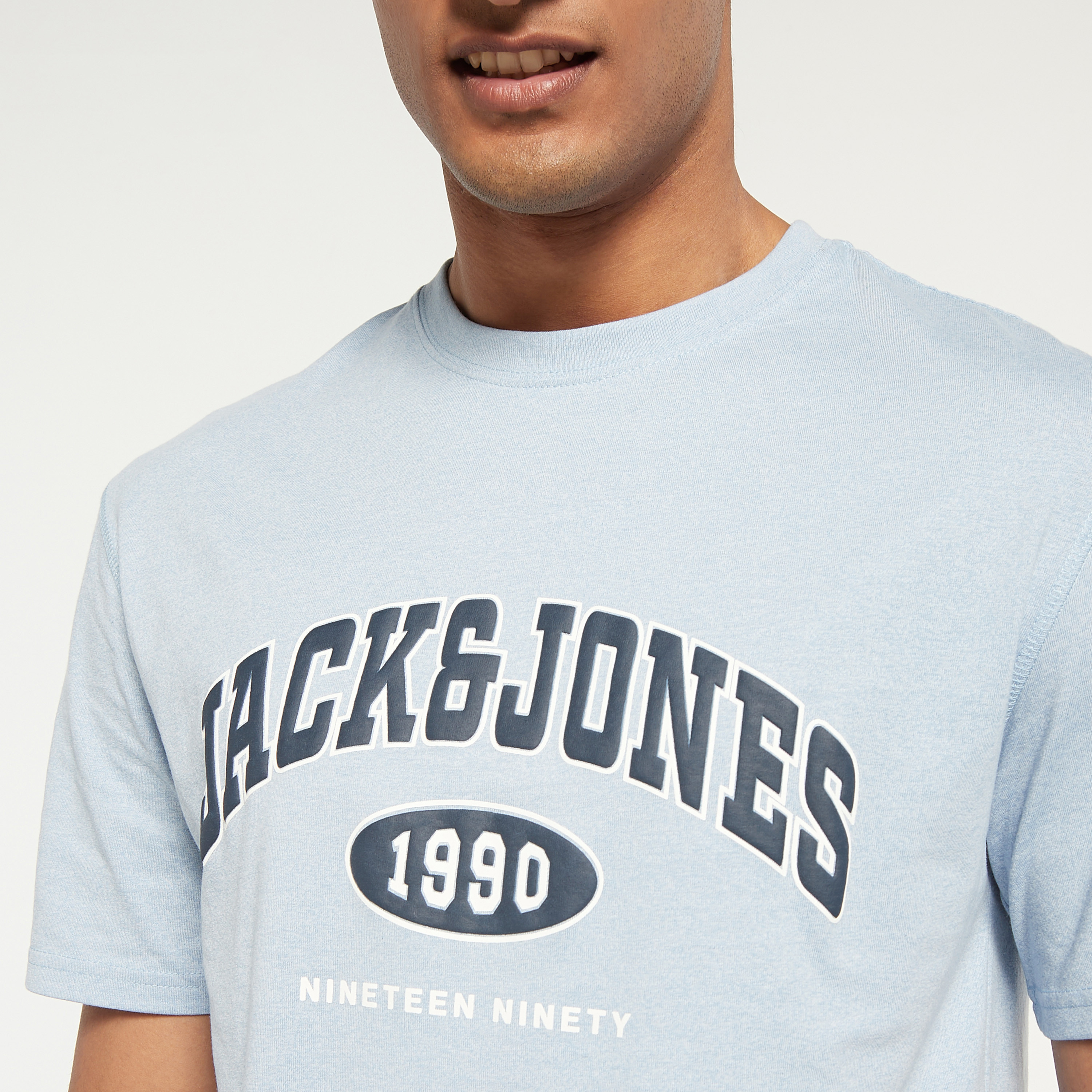 تي شيرت من جاك آند جونز مطبوع بأكمام قصيرة و ياقة مستديرة-men-clothing-tshirtsandpolos-tshirts-image-4