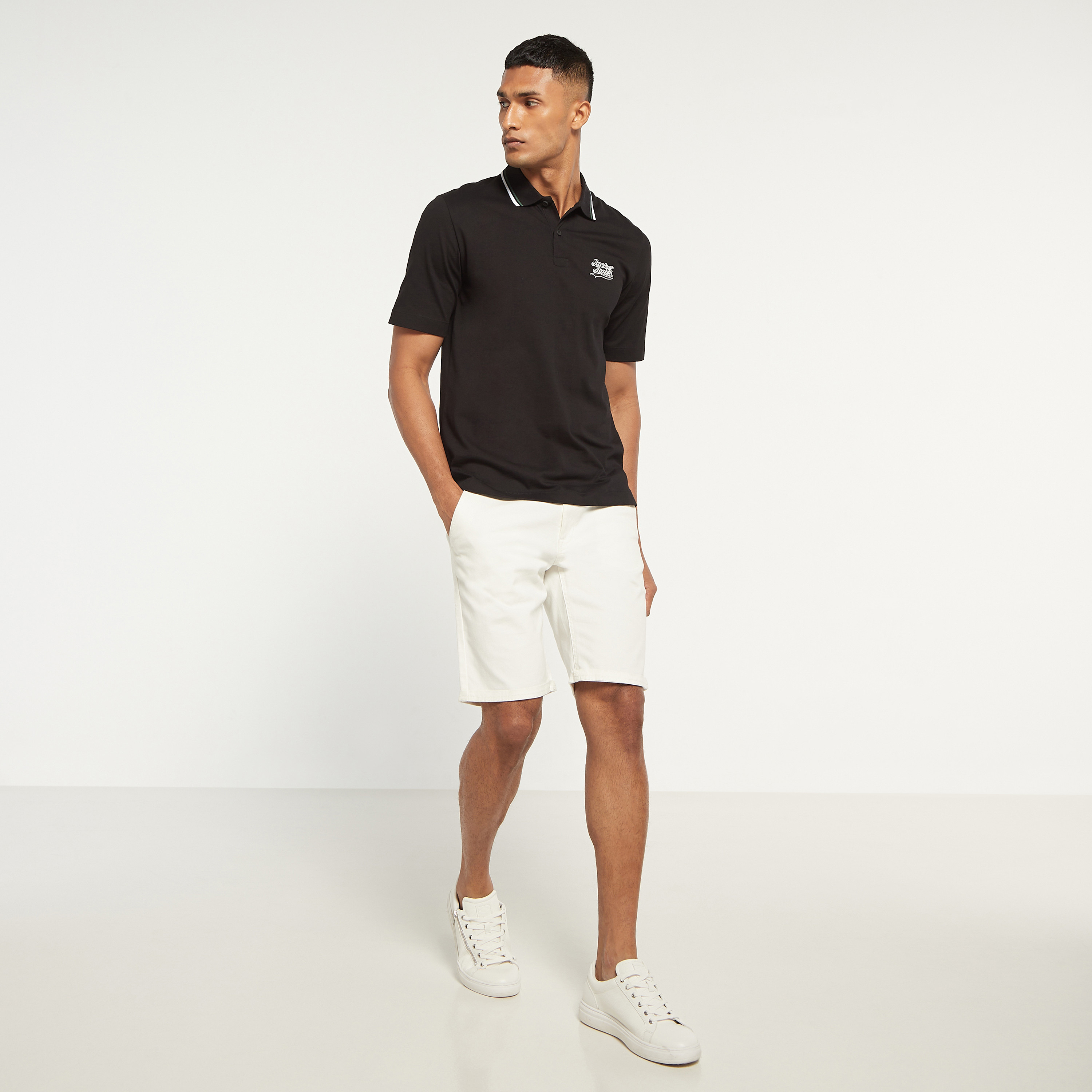 بولو تي شيرت من جاك آند جونز بأكمام قصيرة مع شعار-men-clothing-tshirtsandpolos-polos-image-2
