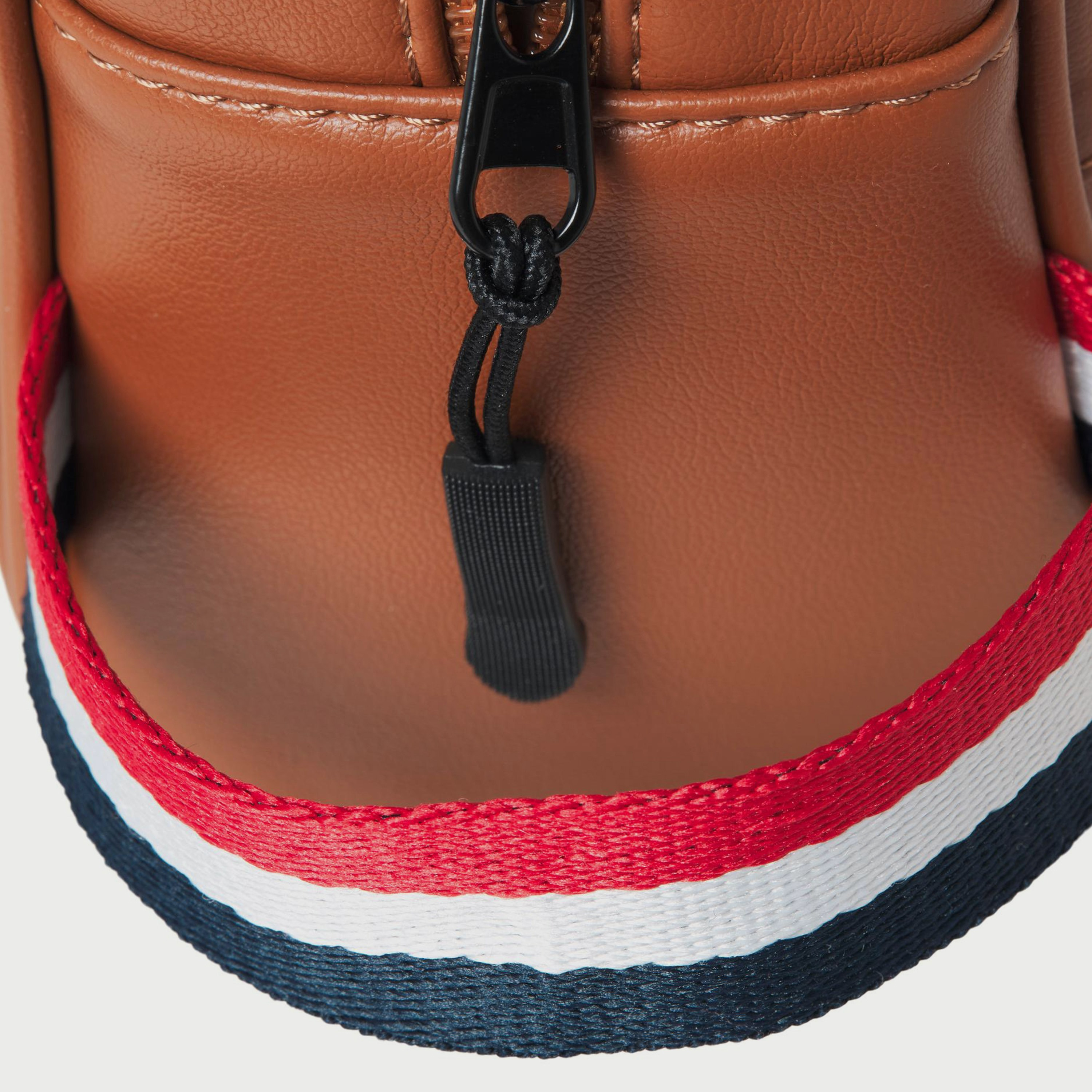 حقيبة أدوات الزينة من جاك آند جونز مع إغلاق بسحاب باللون الاسود-men-bags-image-4