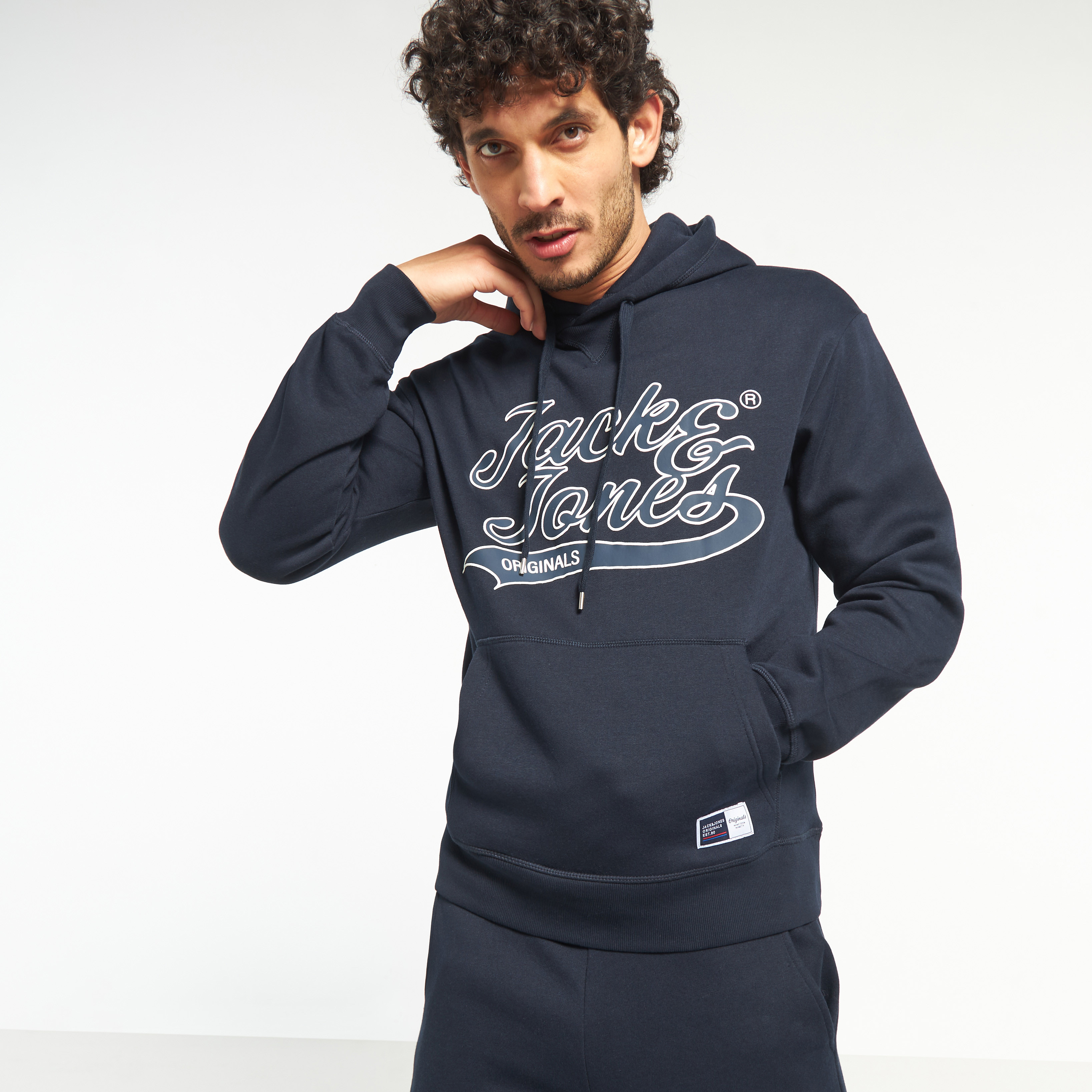 هودي من جاك آند جونز مطبوع بأكمام طويلة مع جيب كانغارو-men-winterwear-hoodiesandsweatshirts-image-1