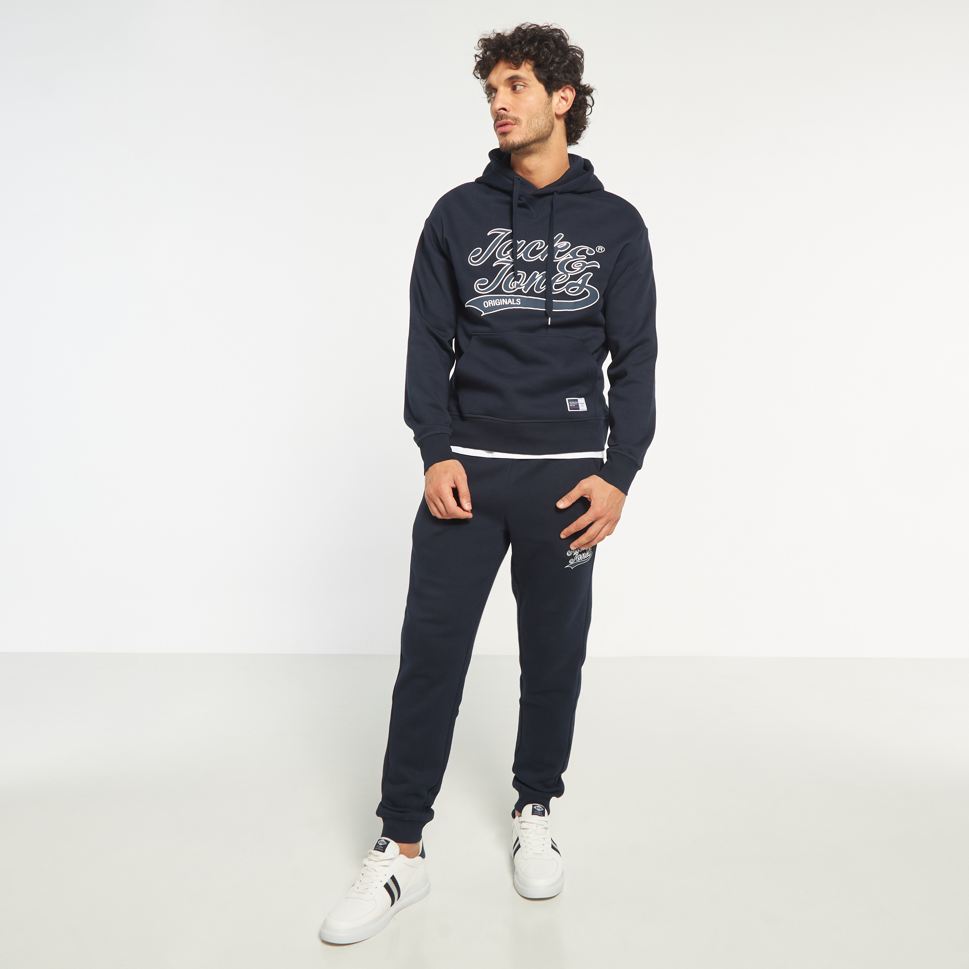 هودي من جاك آند جونز مطبوع بأكمام طويلة مع جيب كانغارو-men-winterwear-hoodiesandsweatshirts-image-2