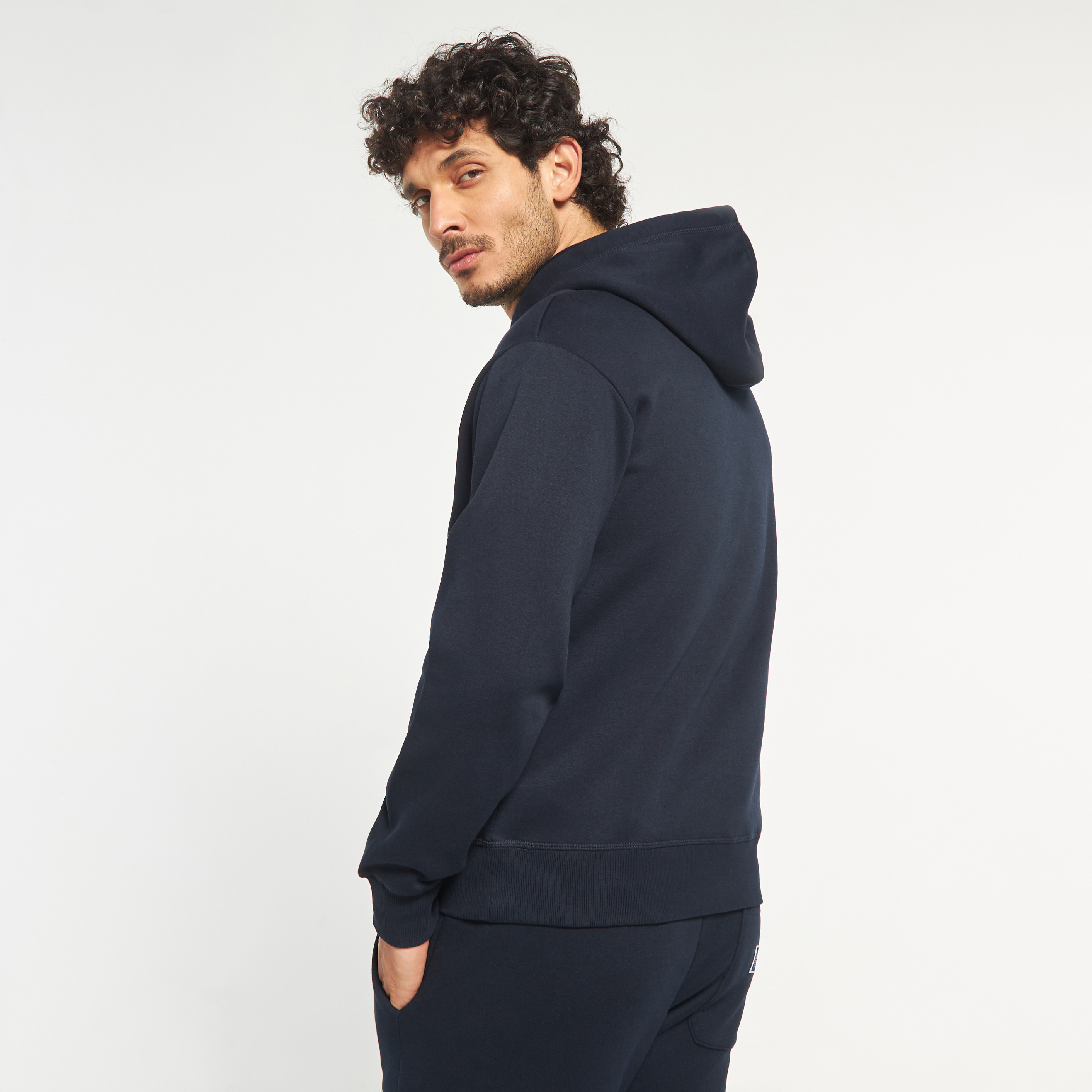 هودي من جاك آند جونز مطبوع بأكمام طويلة مع جيب كانغارو-men-winterwear-hoodiesandsweatshirts-image-3
