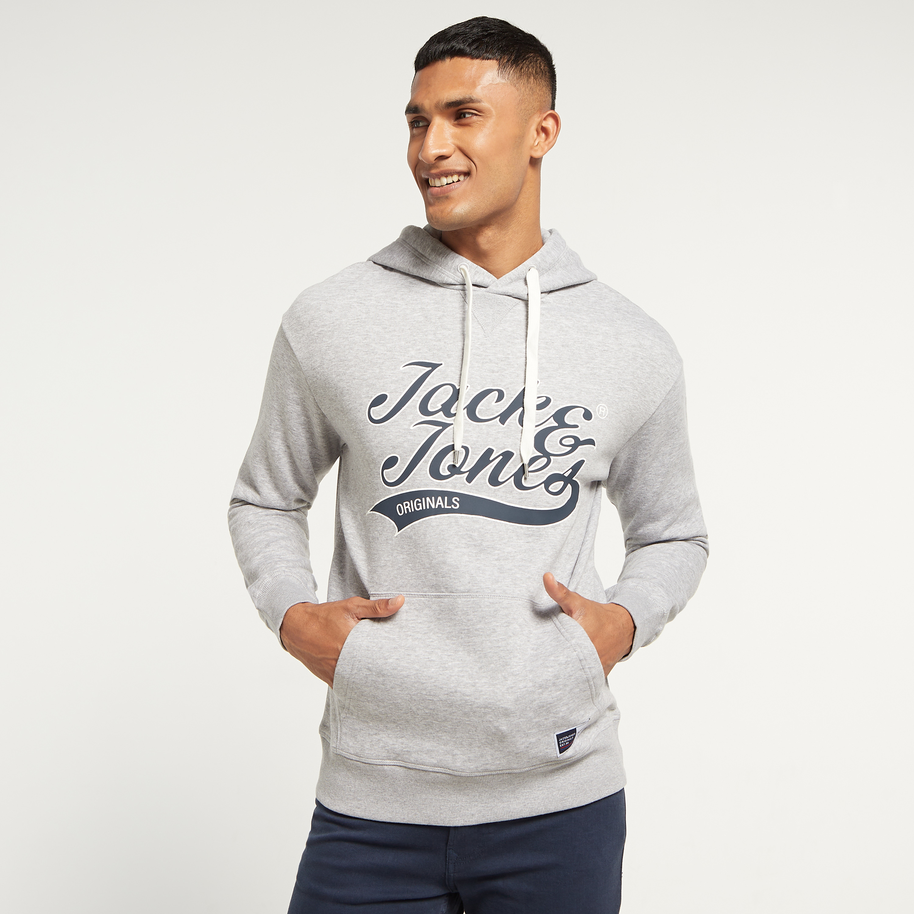 هودي من جاك آند جونز مطبوع بأكمام طويلة مع جيب كانغارو-men-winterwear-hoodiesandsweatshirts-image-5