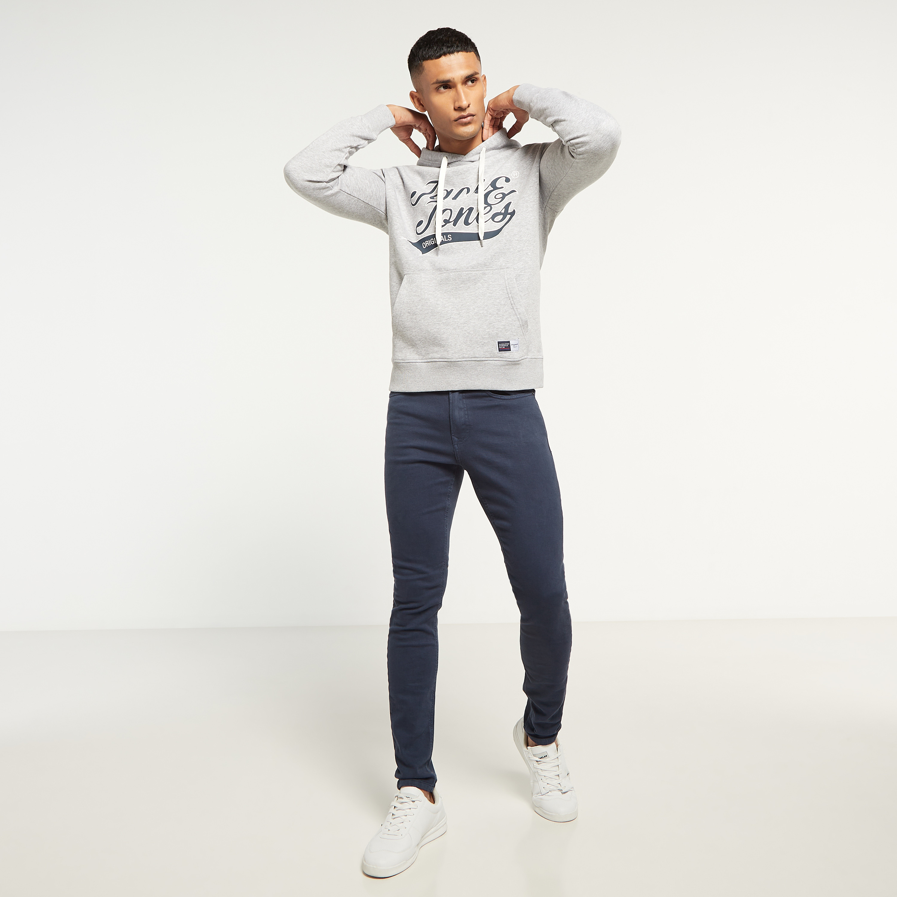 هودي من جاك آند جونز مطبوع بأكمام طويلة مع جيب كانغارو-men-winterwear-hoodiesandsweatshirts-image-6