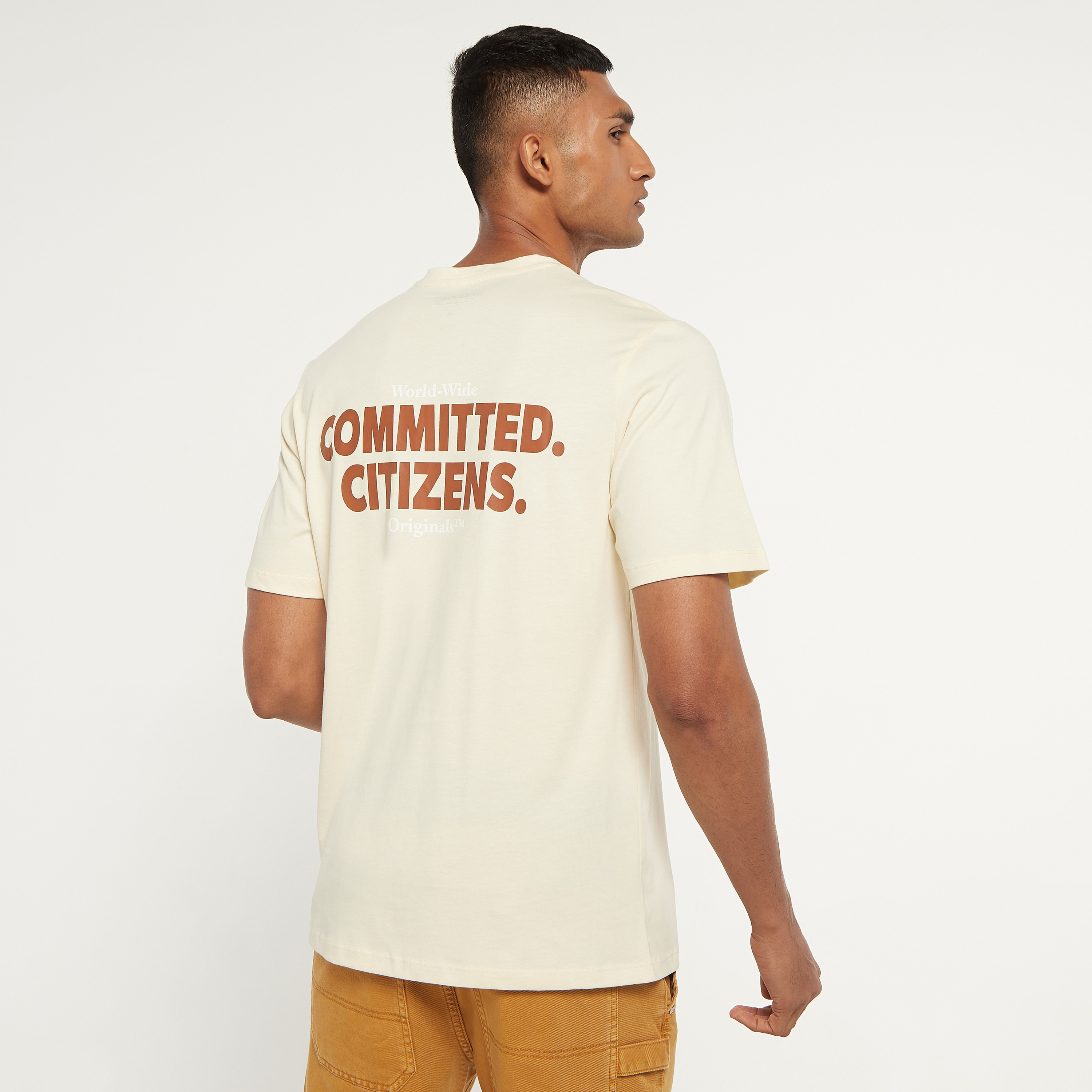 تي شيرت من جاك آند جونز مطبوع بأكمام قصيرة و ياقة مستديرة-men-clothing-tshirtsandpolos-tshirts-image-13