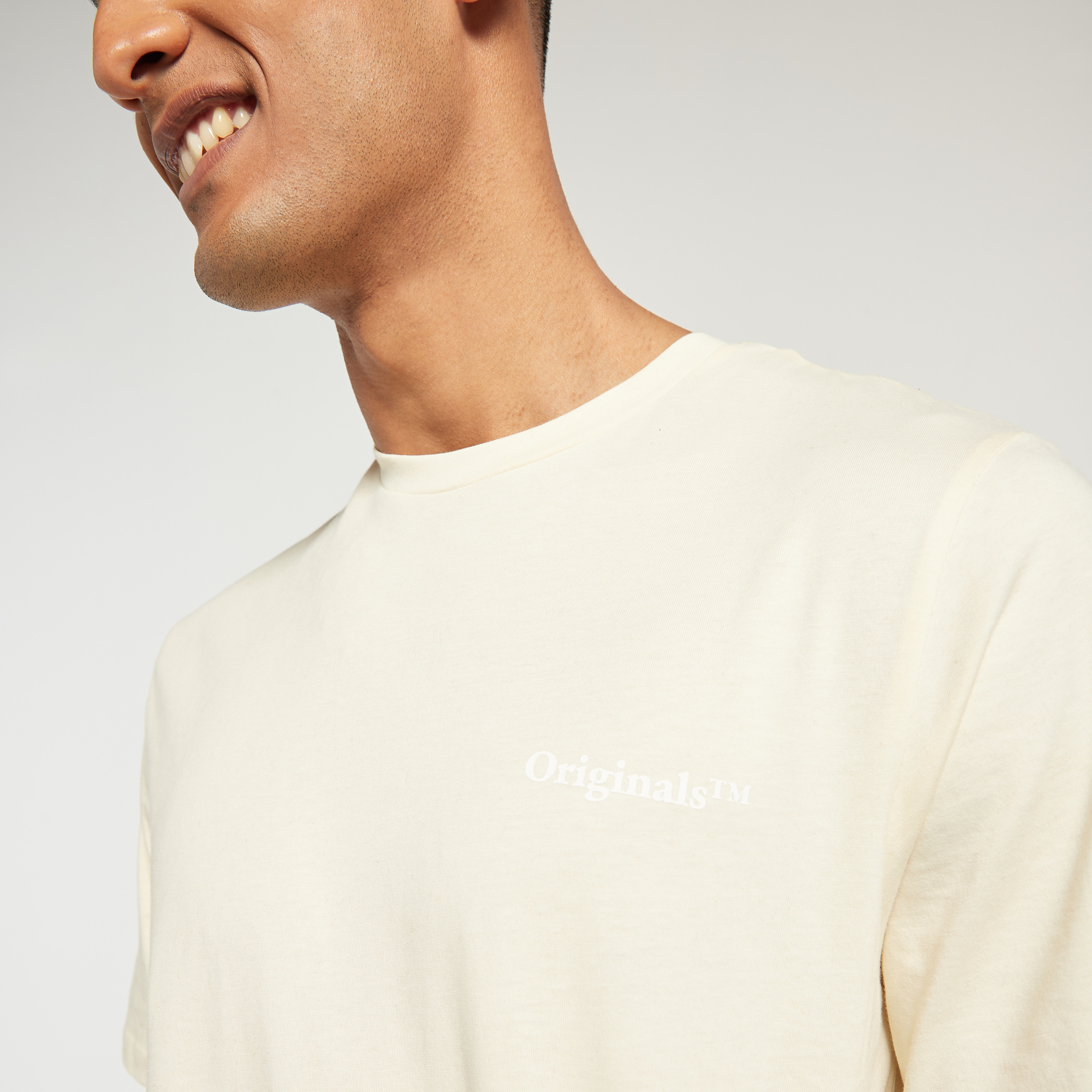تي شيرت من جاك آند جونز مطبوع بأكمام قصيرة و ياقة مستديرة-men-clothing-tshirtsandpolos-tshirts-image-16