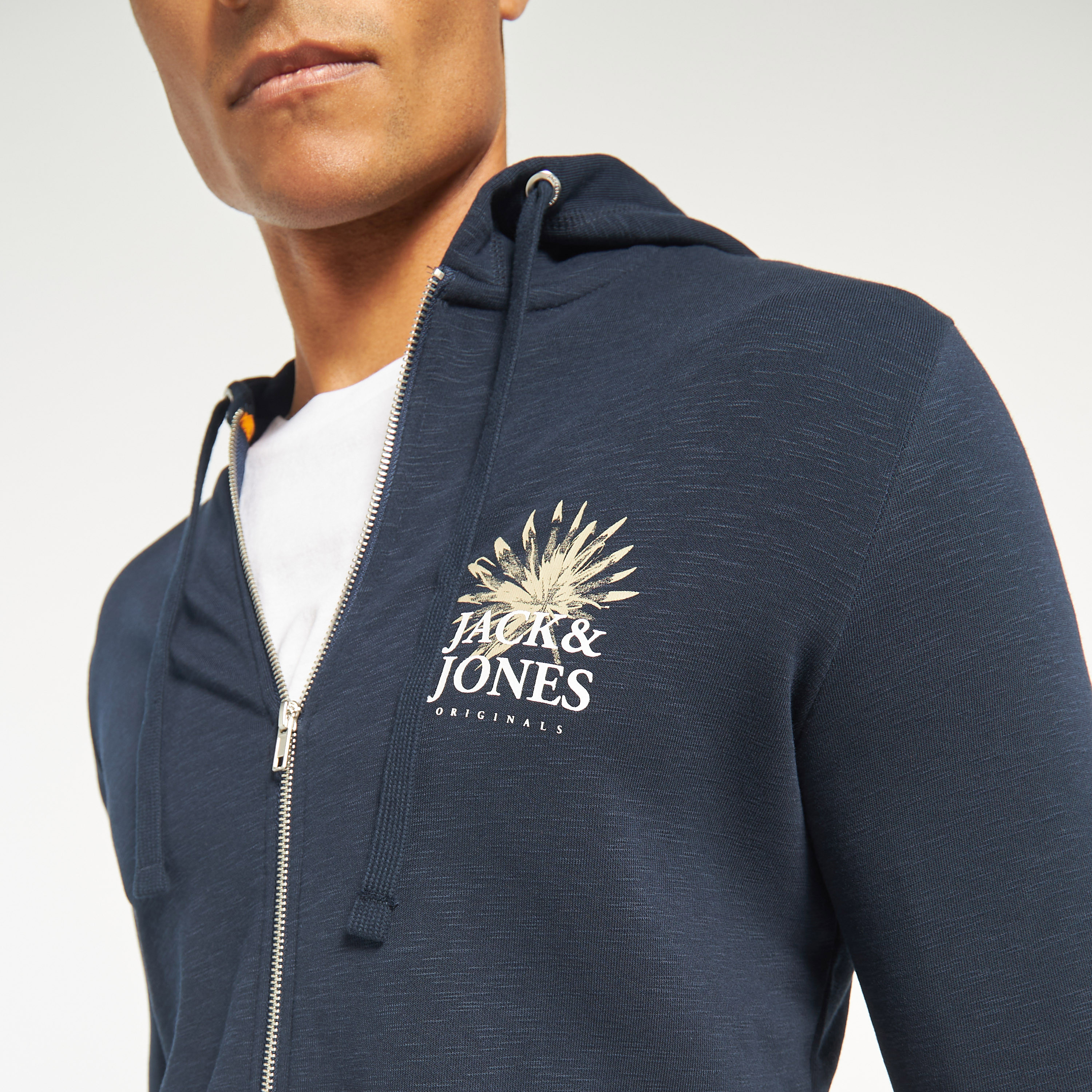 هودي من جاك آند جونز مع شعار بأكمام طويلة مع سحاب للإغلاق -men-winterwear-hoodiesandsweatshirts-image-4