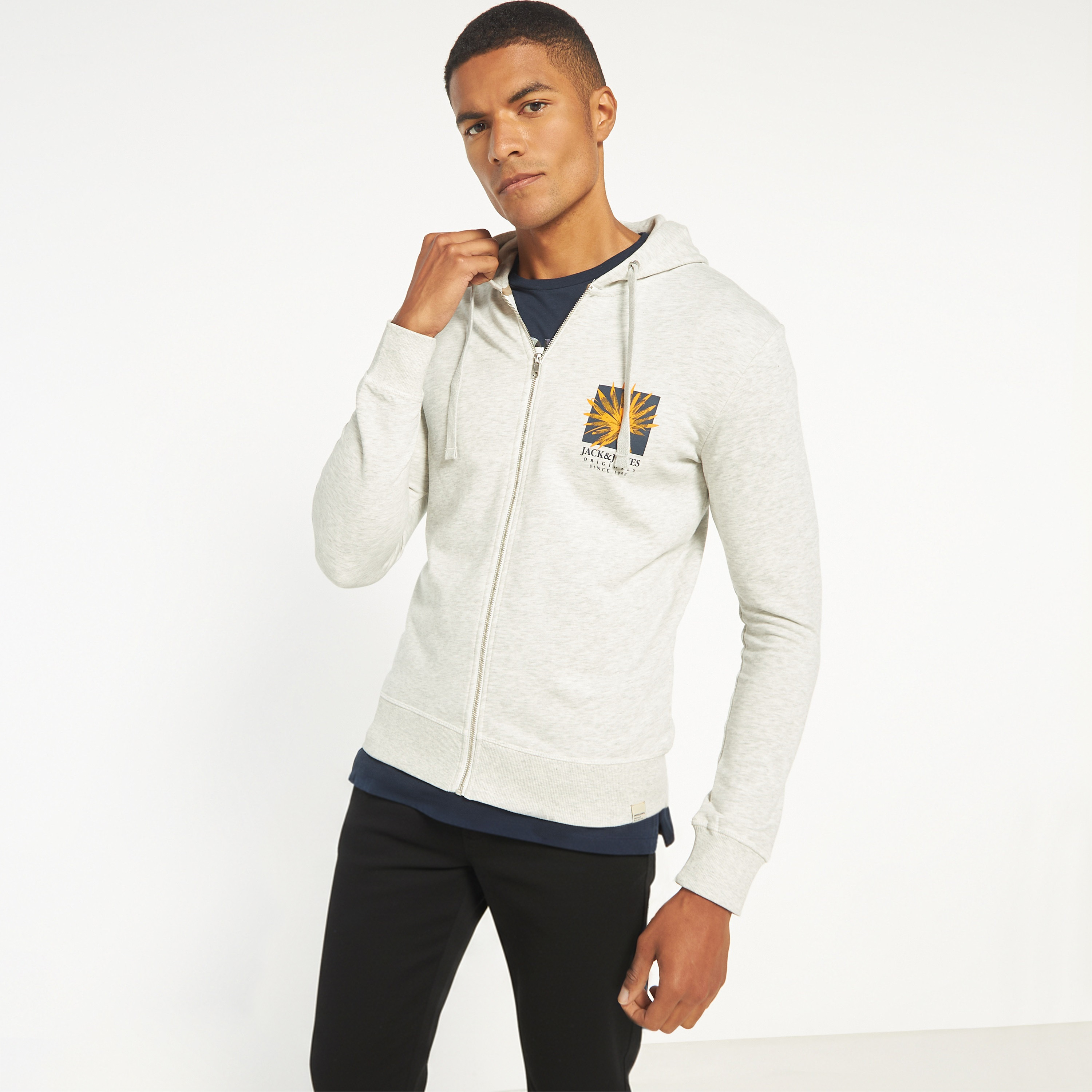 هودي من جاك آند جونز مع شعار بأكمام طويلة مع سحاب للإغلاق -men-winterwear-hoodiesandsweatshirts-image-1