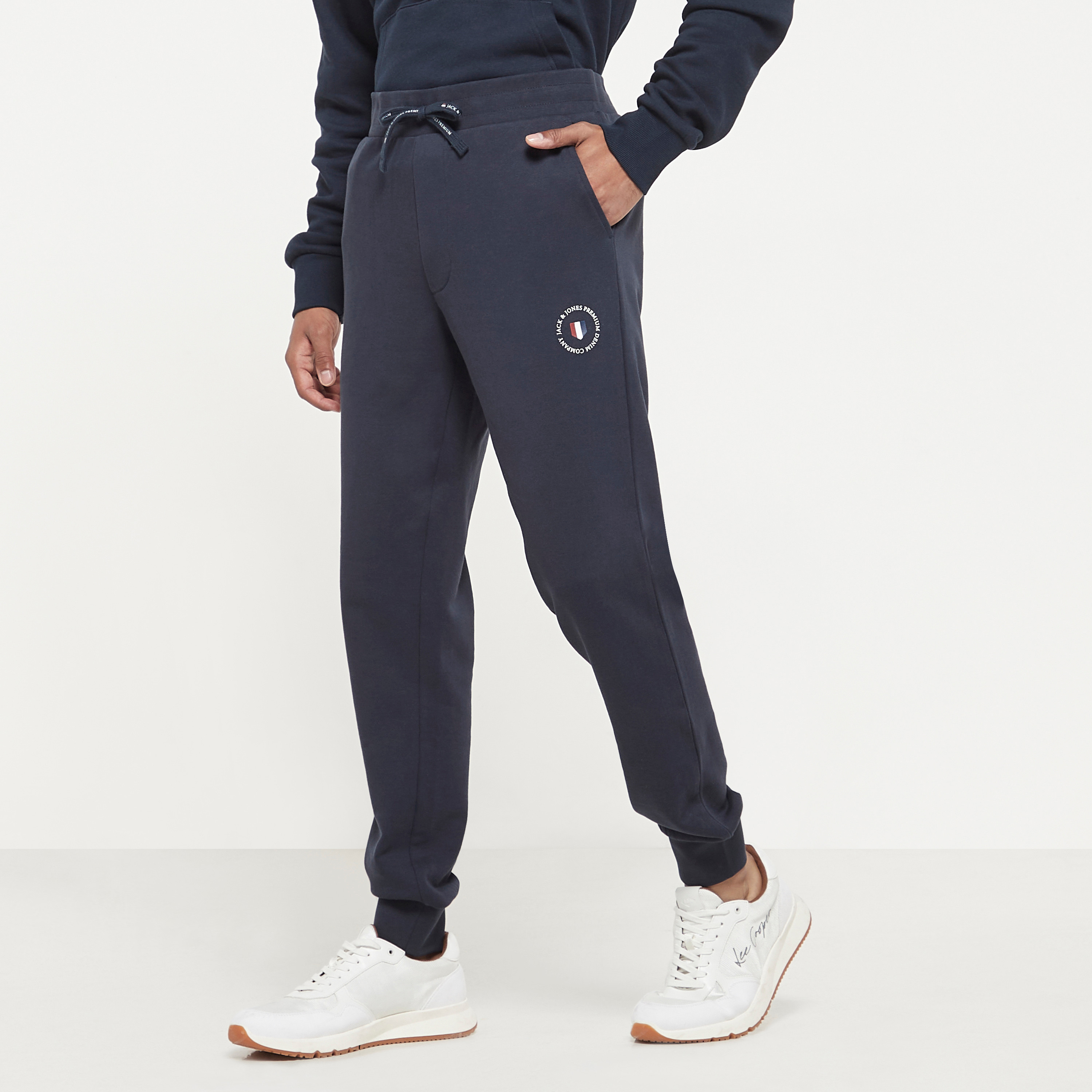 بنطلون رياضي سادة برباط وخصر متوسط الارتفاع من جاك أند جونز-men-clothing-bottoms-joggers-image-1
