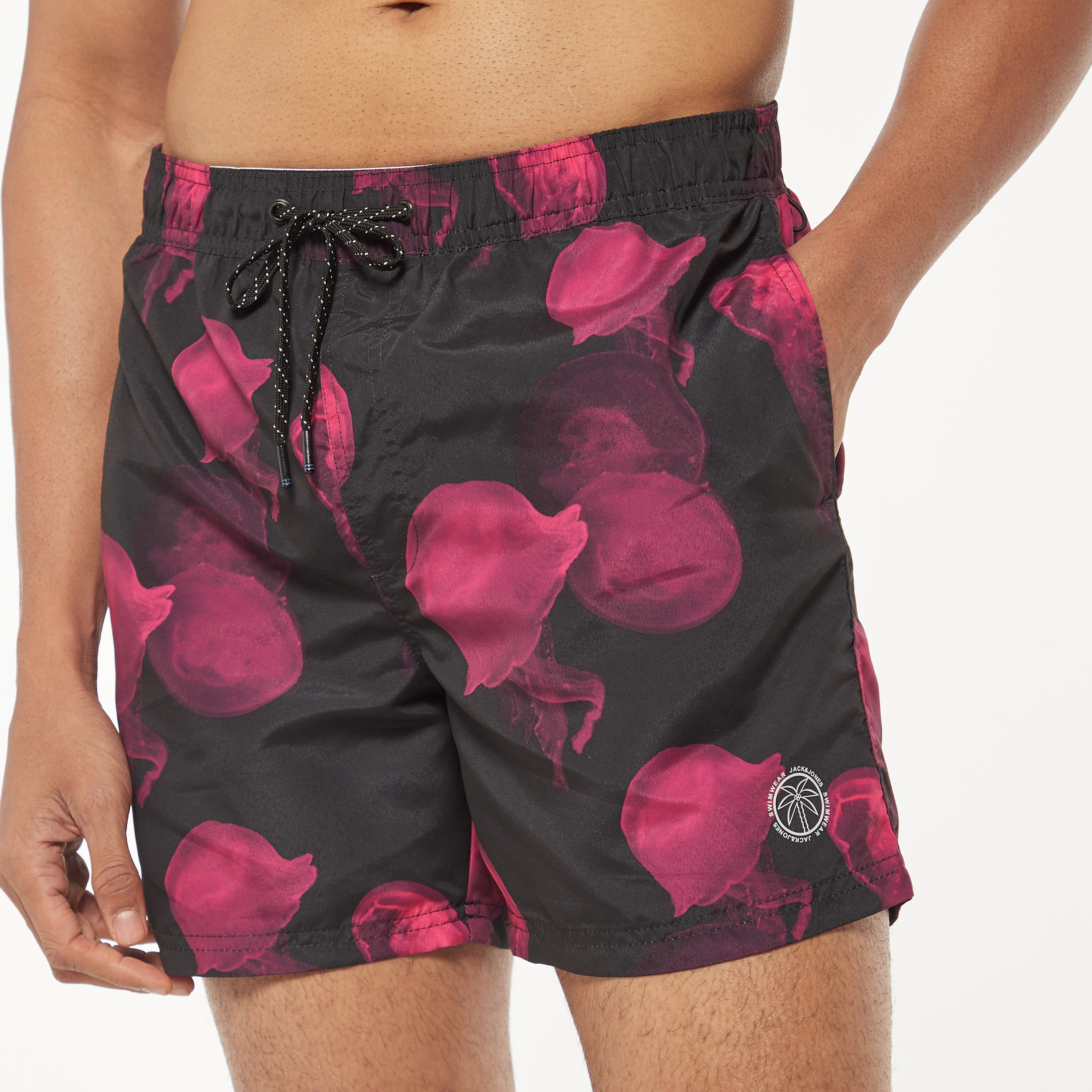 السراويل السباحة من جاك آند جونز برباط متوسط الخصر بطبعات-men-clothing-swimandbeach-shorts-image-4