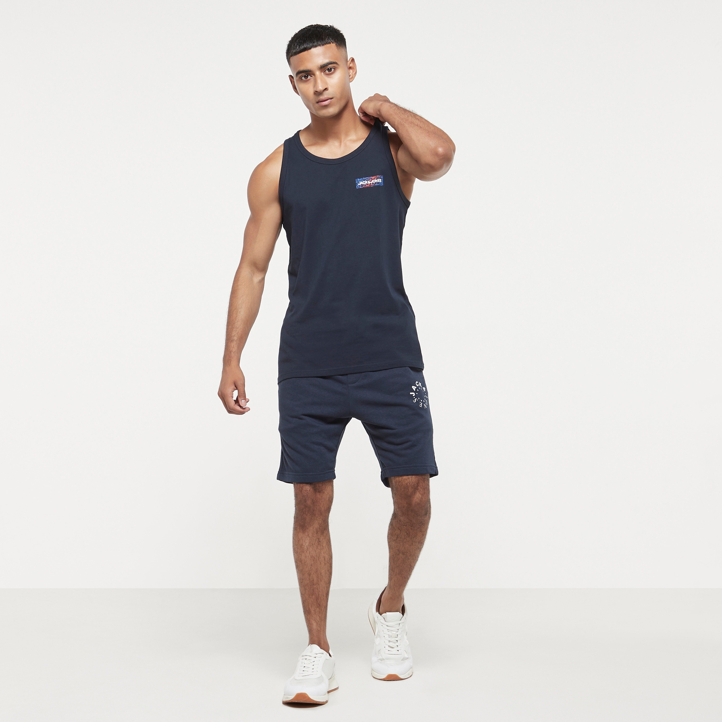 سترة رجالي سادة بدون أكمام بياقة دائرية من جاك اند جونز-men-clothing-tshirtsandpolos-vests-image-3