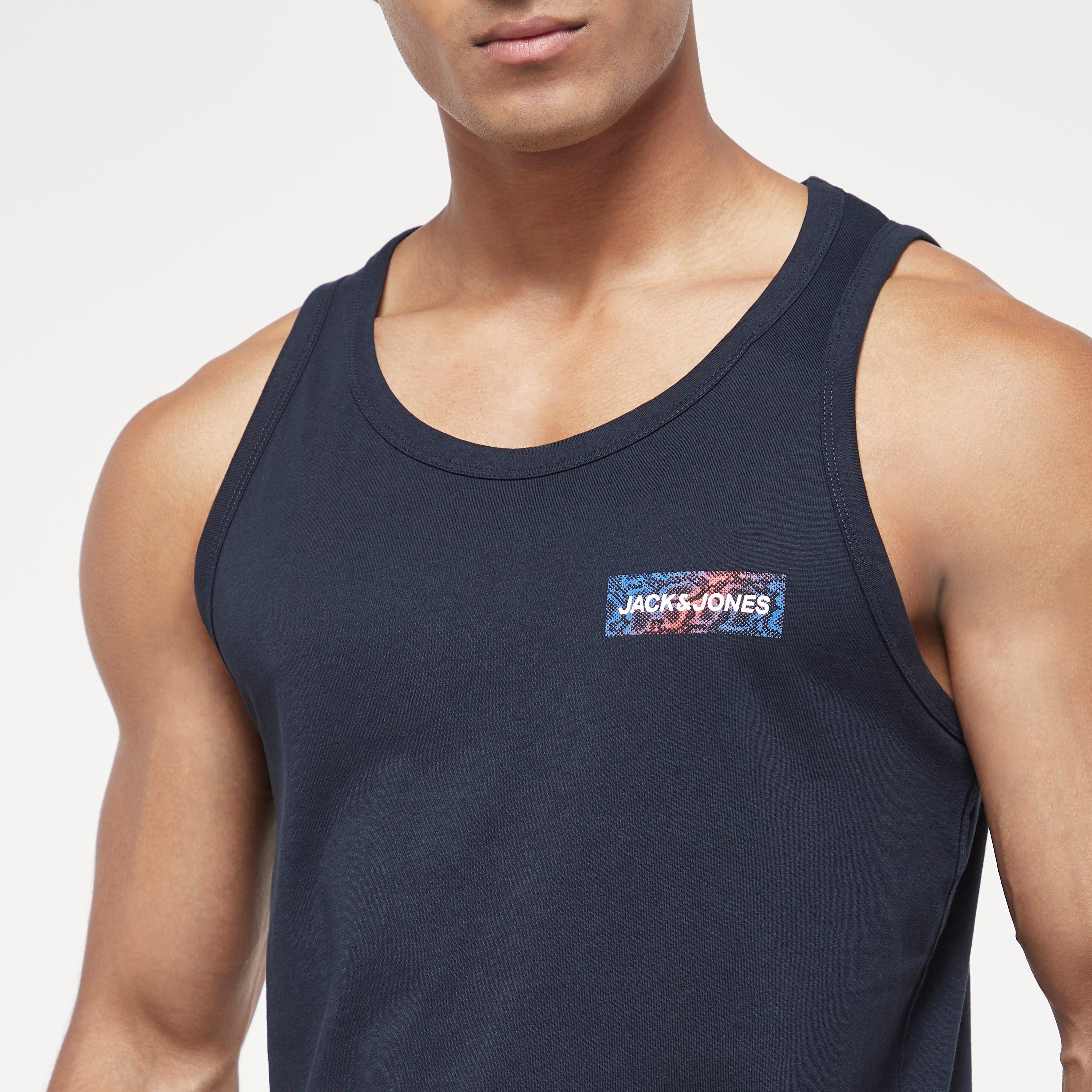 سترة رجالي سادة بدون أكمام بياقة دائرية من جاك اند جونز-men-clothing-tshirtsandpolos-vests-image-5